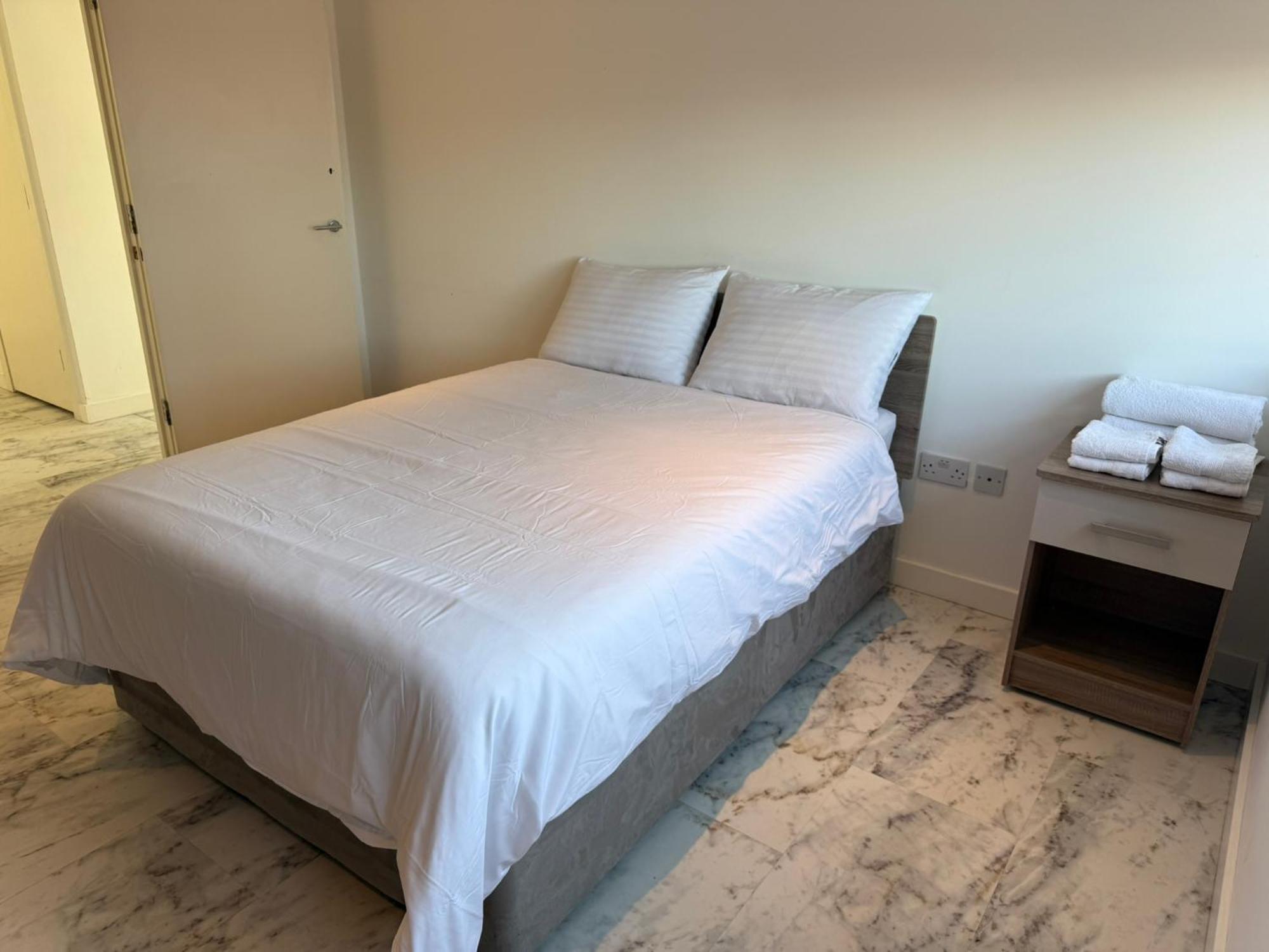 Hotel Entire Flat With 2x Bedrooms, 2x Bathrooms And A Big Living In The Olympic Park And Westfield At Stratford 5*