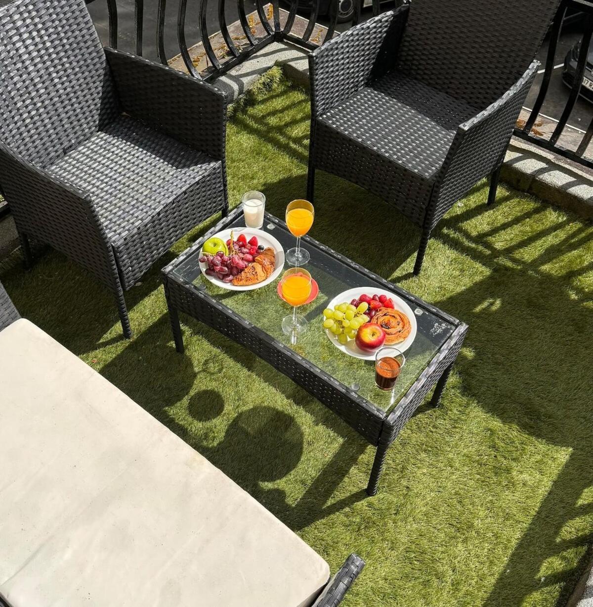 Summer With Terrace By Hyde Park Appartement