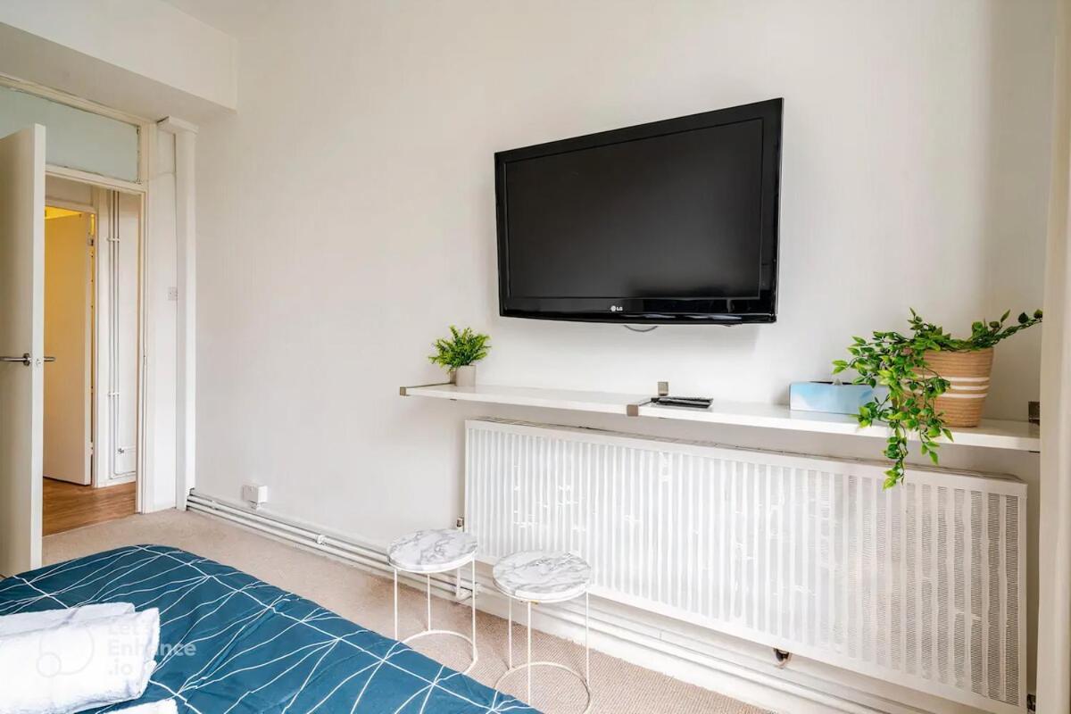 Smart 2br With Rooftop View * London