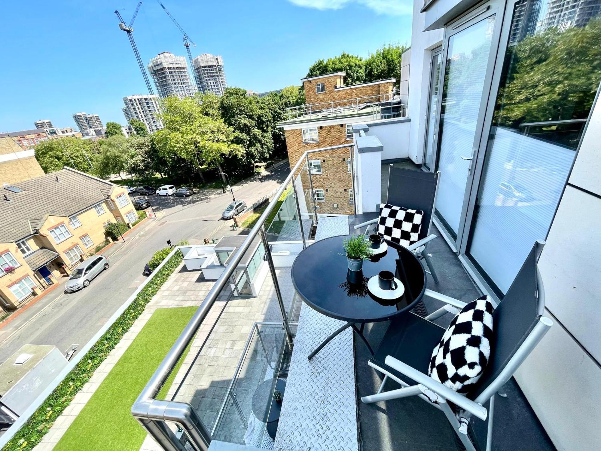 Contemporary With Private Terraces In Shoreditch, Hoxton, Islington Apartment London