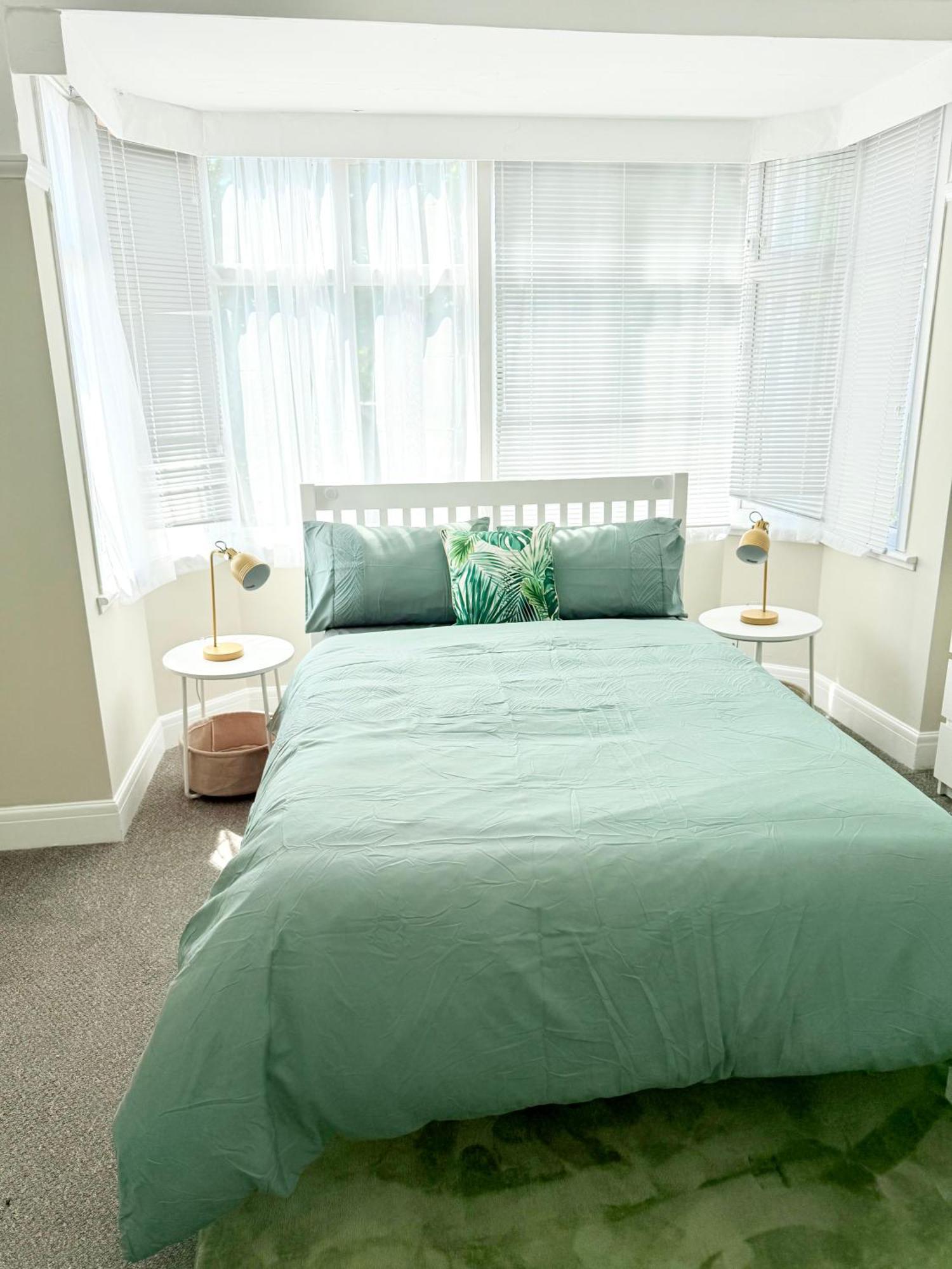 Casa de Férias Spacious 5-bedroom House Close To Station Londres