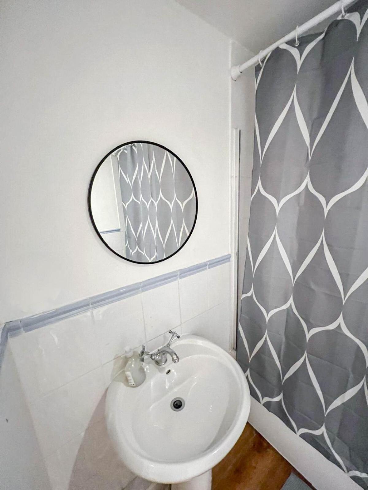 Lovely 1 Bedroom Flat In West Kensington London, Shepherd's Bush Appartement Londen