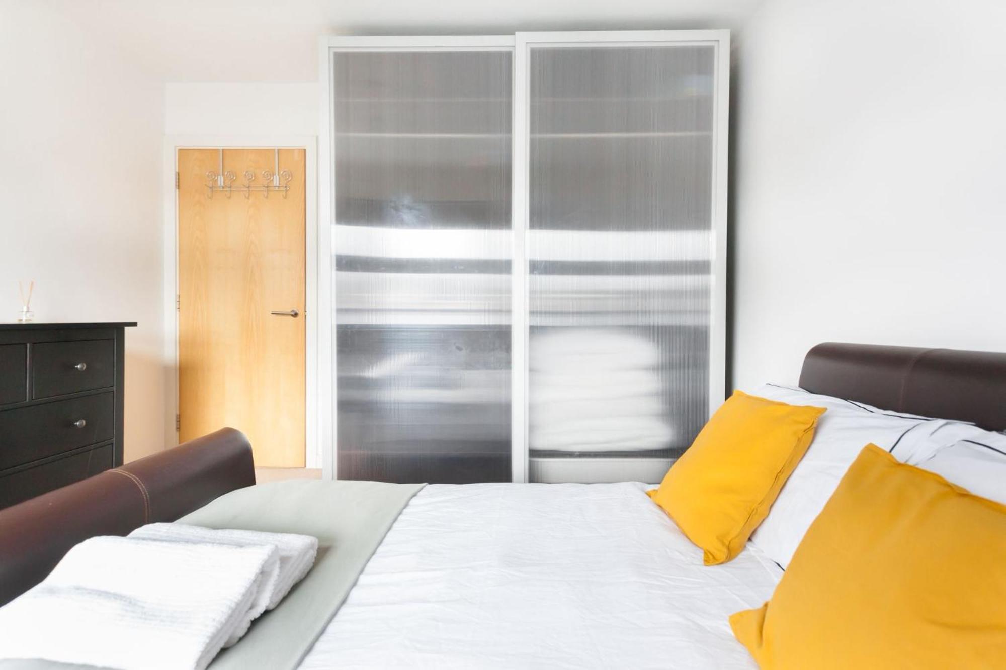 Spacious 2 Bedroom In Near Tube * London
