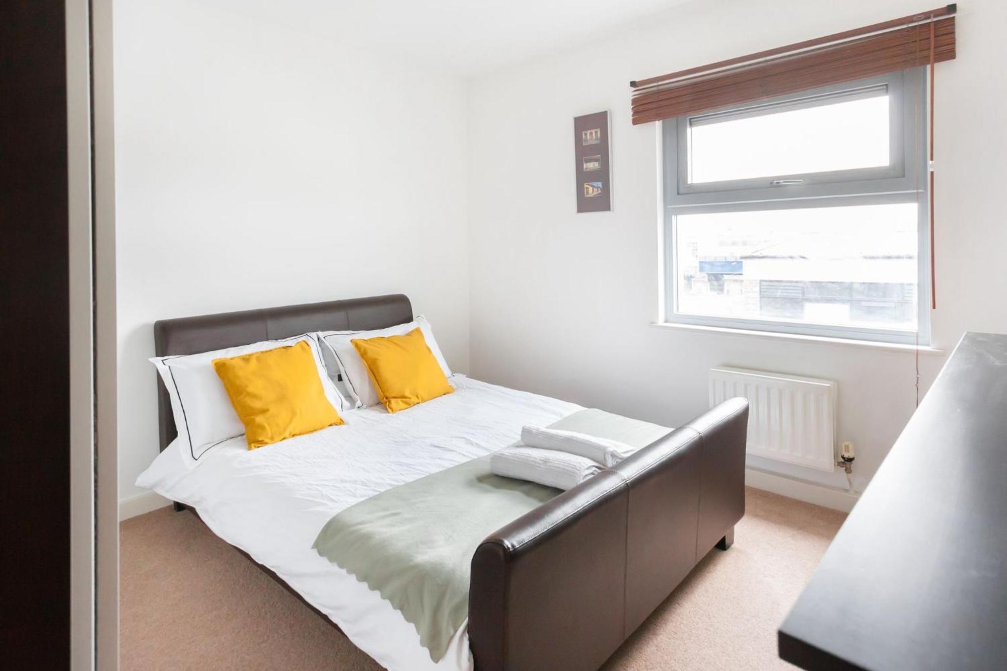 Apartment Spacious 2 Bedroom In Near Tube London