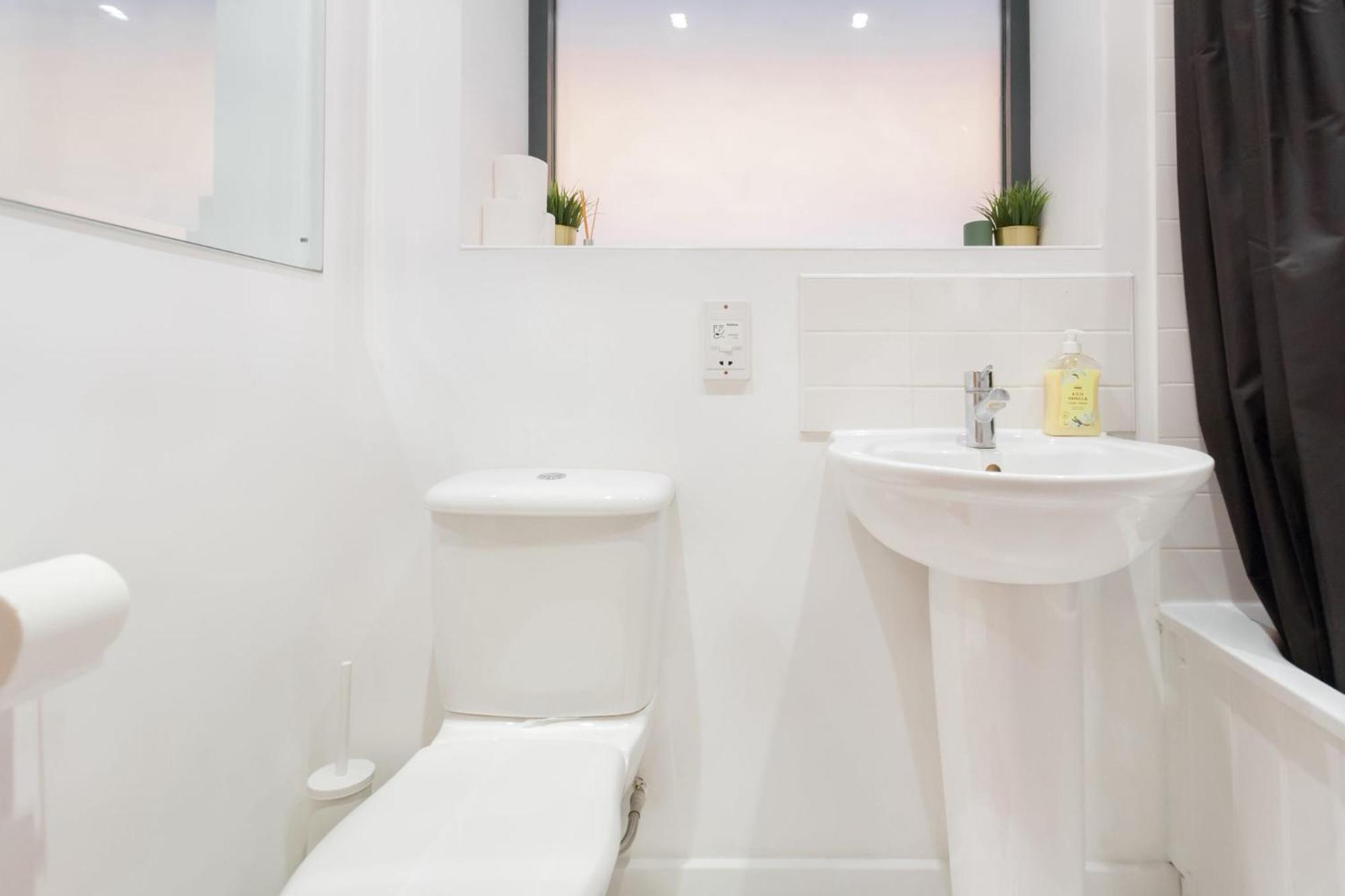 Spacious 2 Bedroom In Near Tube Apartment