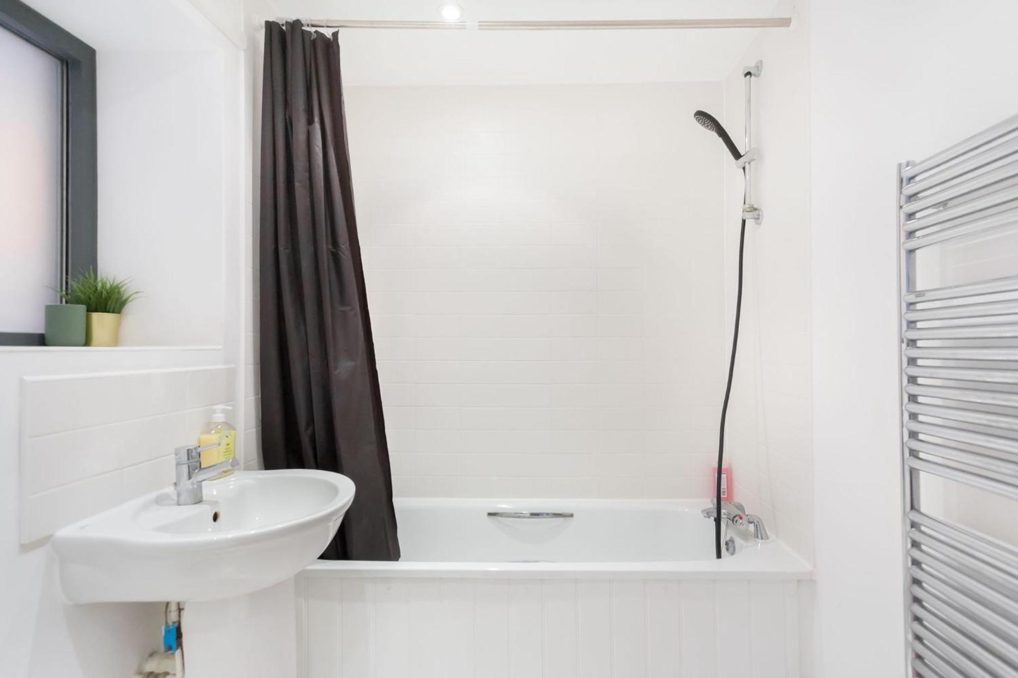 Apartment Spacious 2 Bedroom In Near Tube *