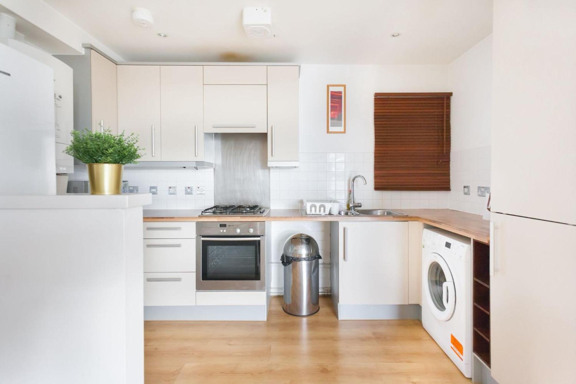 Apartment Spacious 2 Bedroom In Near Tube