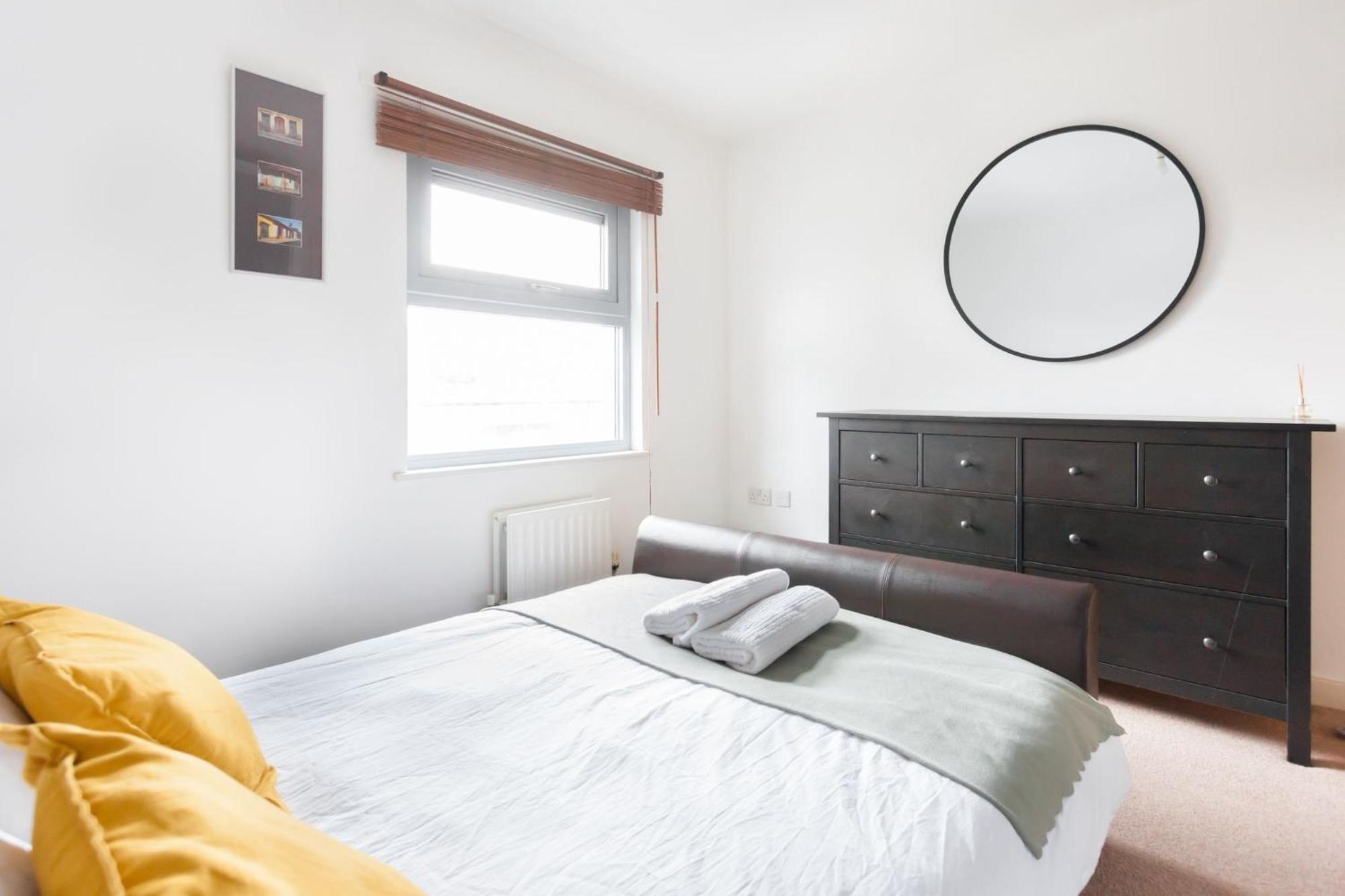 Spacious 2 Bedroom In Near Tube Apartment *