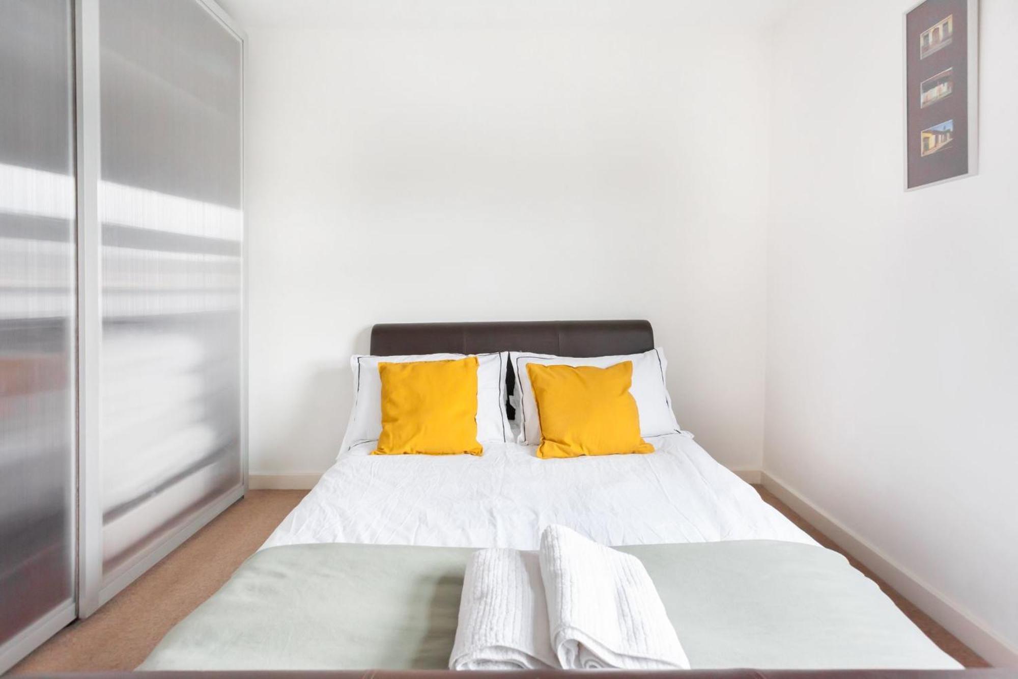 Apartment Spacious 2 Bedroom In Near Tube *