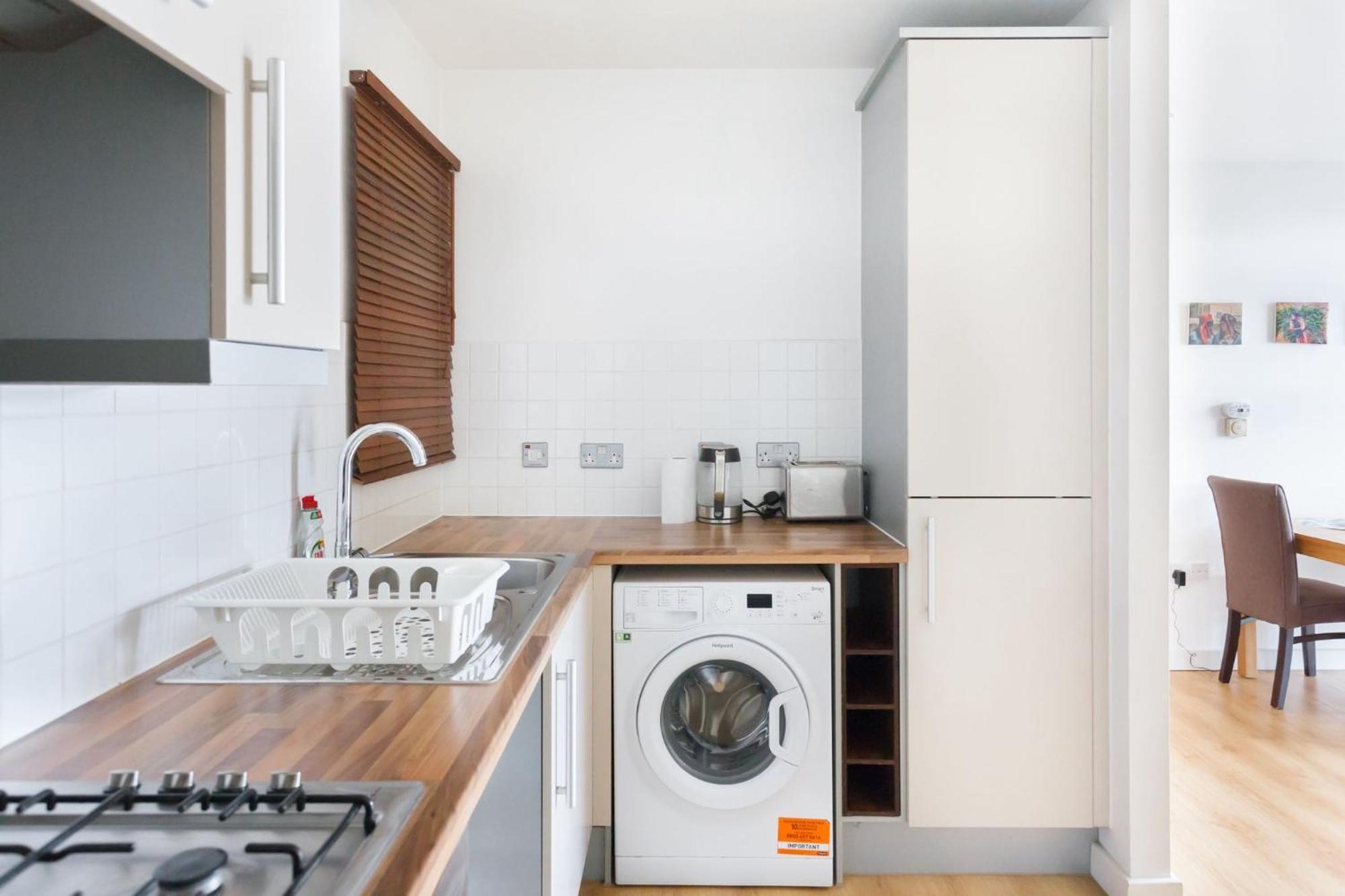 Apartment Spacious 2 Bedroom In Near Tube London