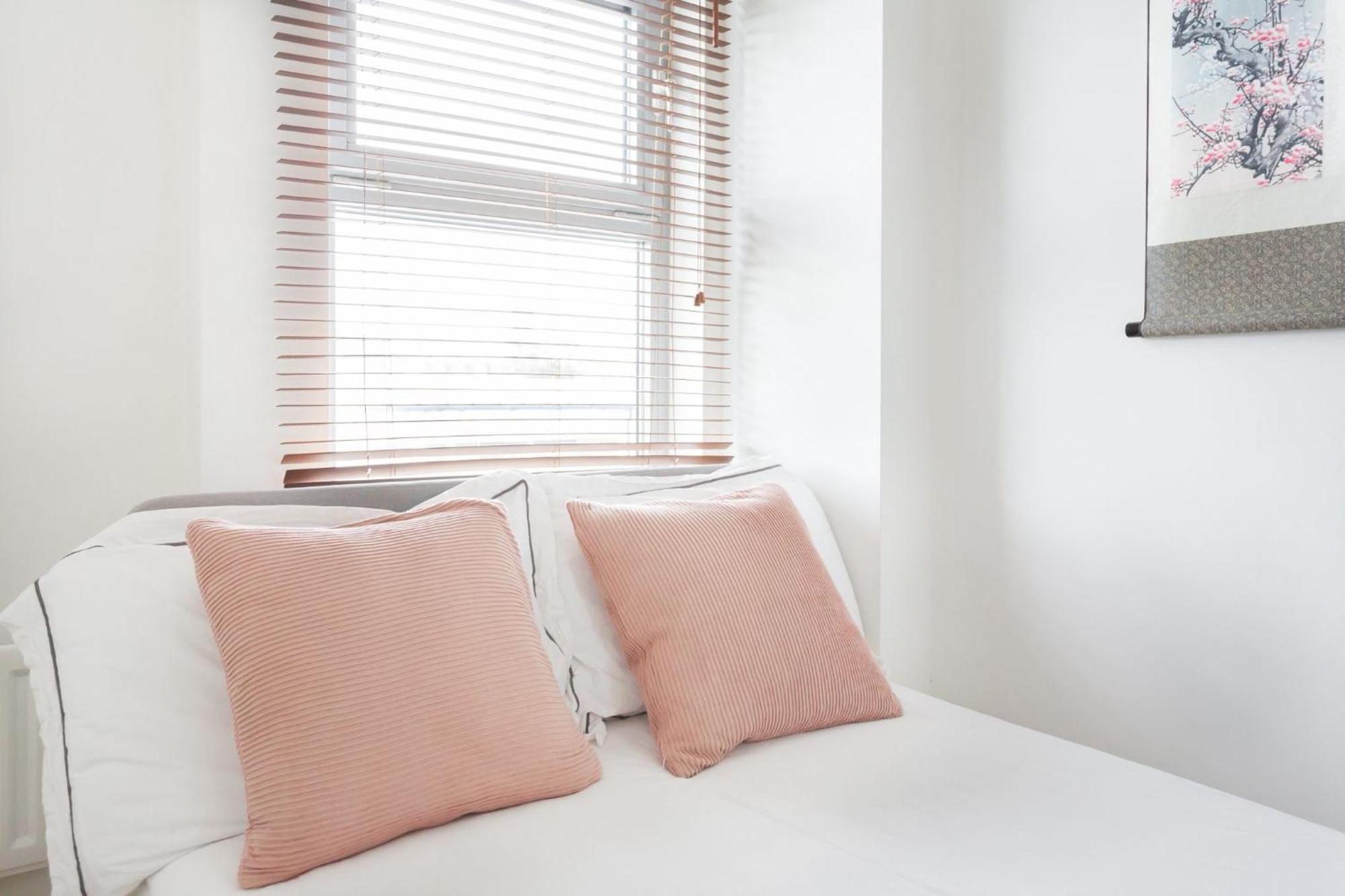 Spacious 2 Bedroom In Near Tube London