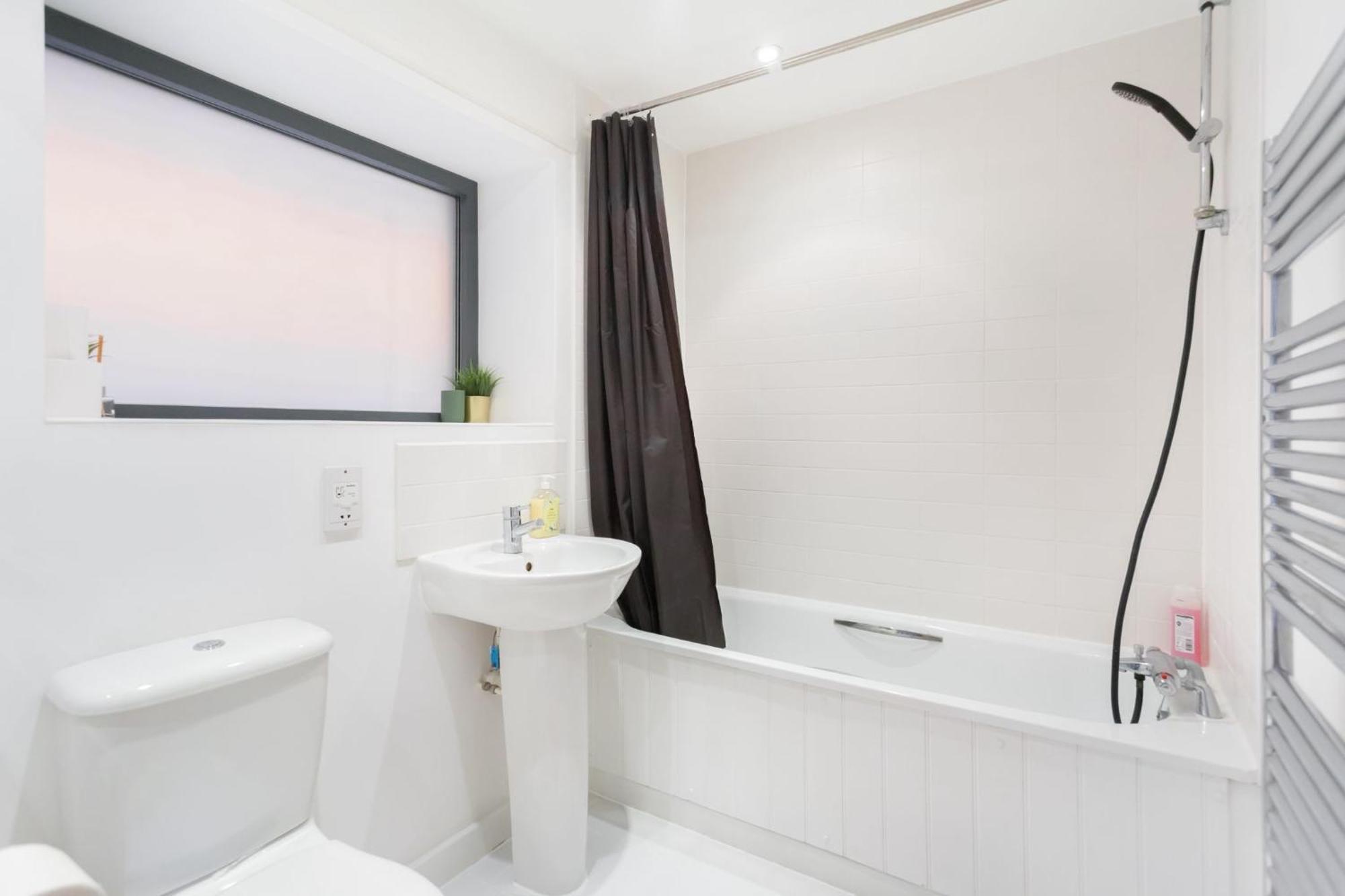 Spacious 2 Bedroom In Near Tube Apartment *