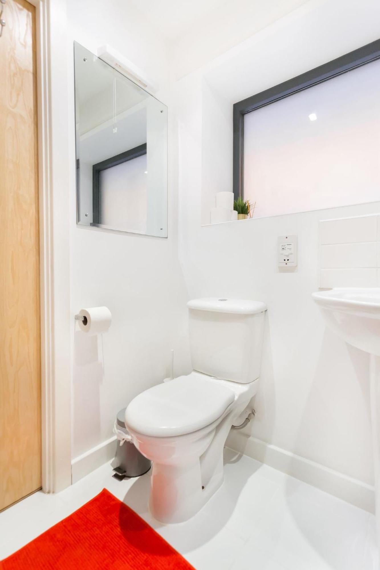 Apartment Spacious 2 Bedroom In Near Tube London