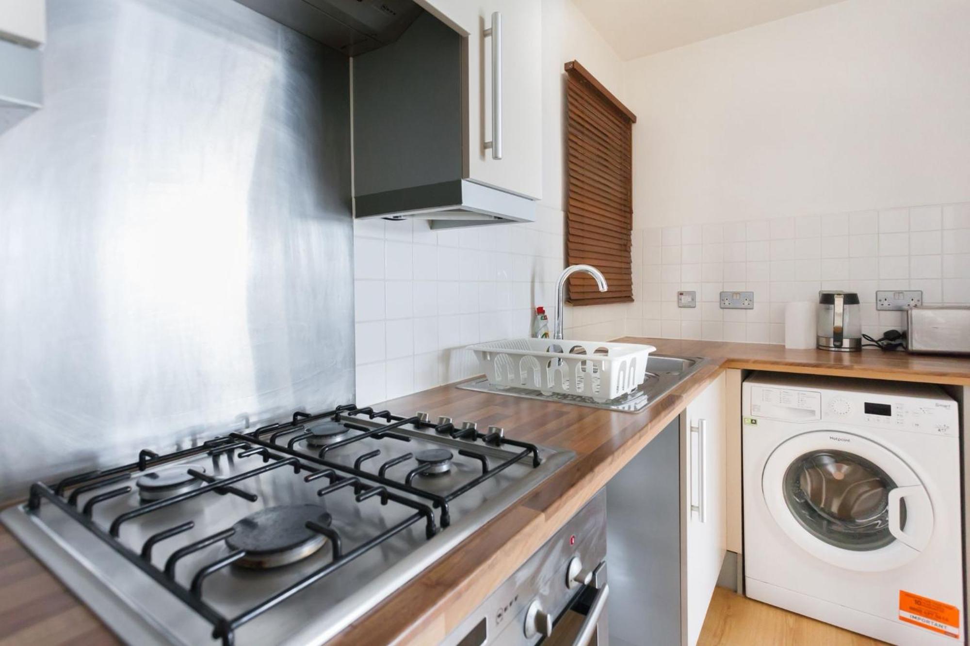 Apartment Spacious 2 Bedroom In Near Tube *