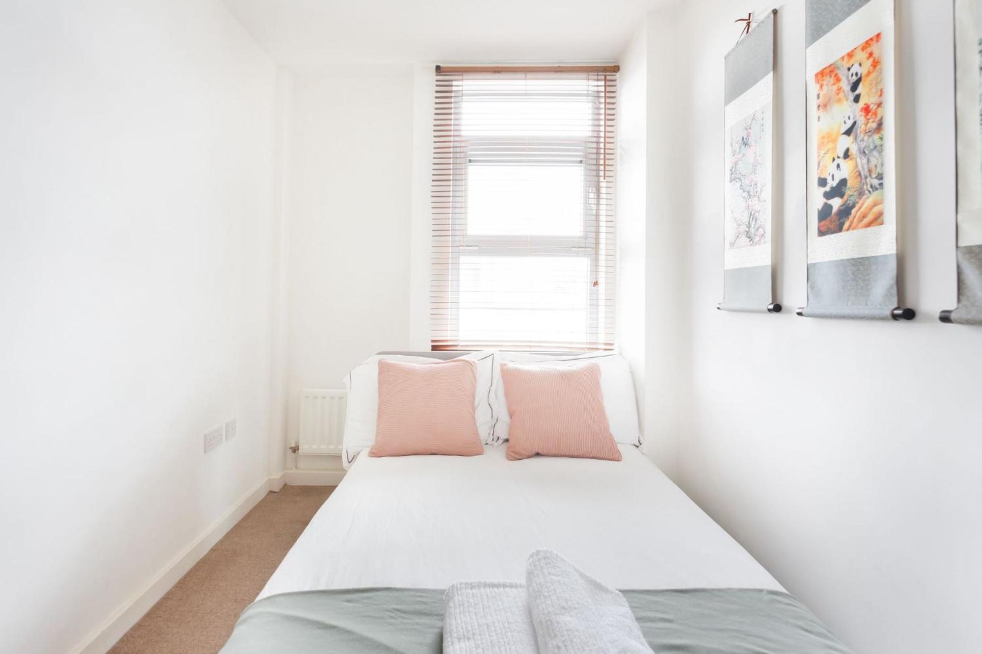 Apartment Spacious 2 Bedroom In Near Tube