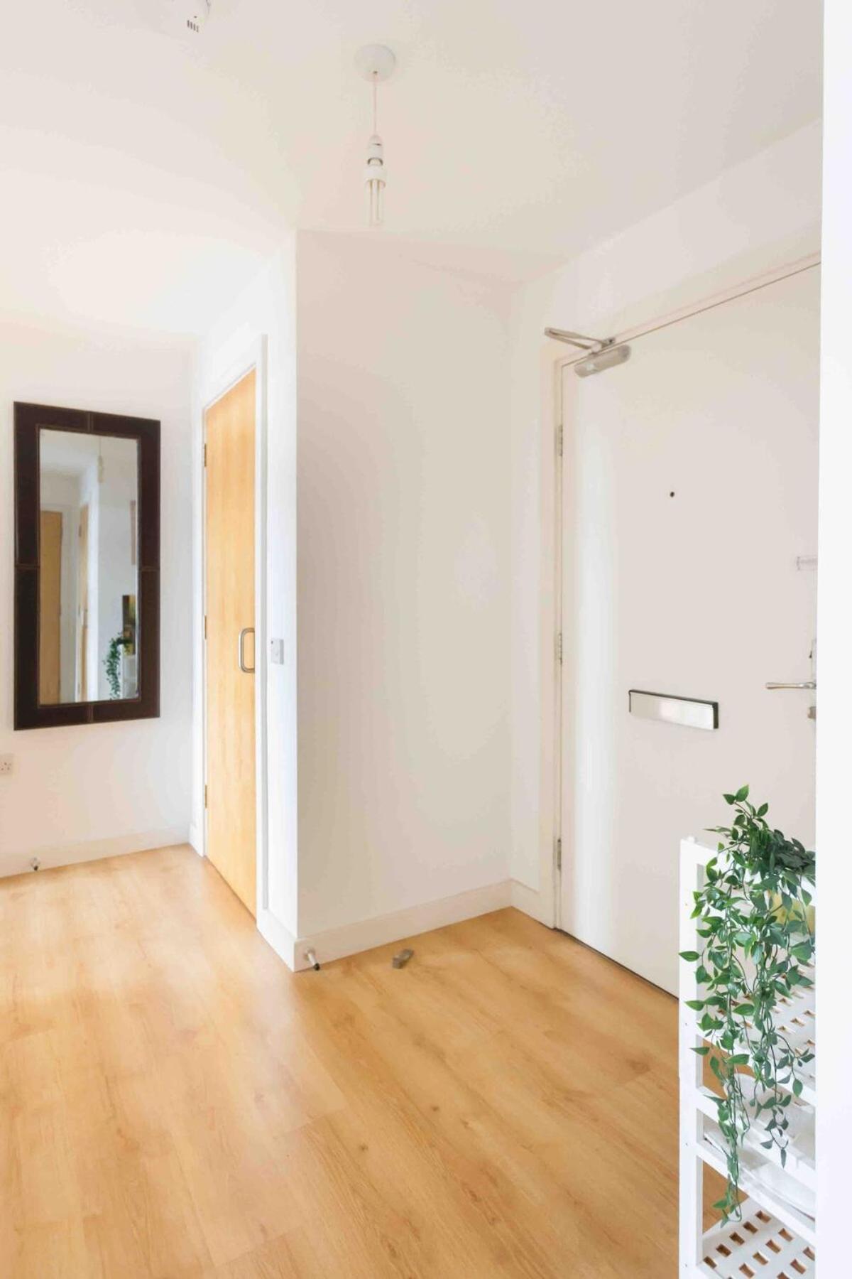 Spacious 2 Bedroom In Near Tube