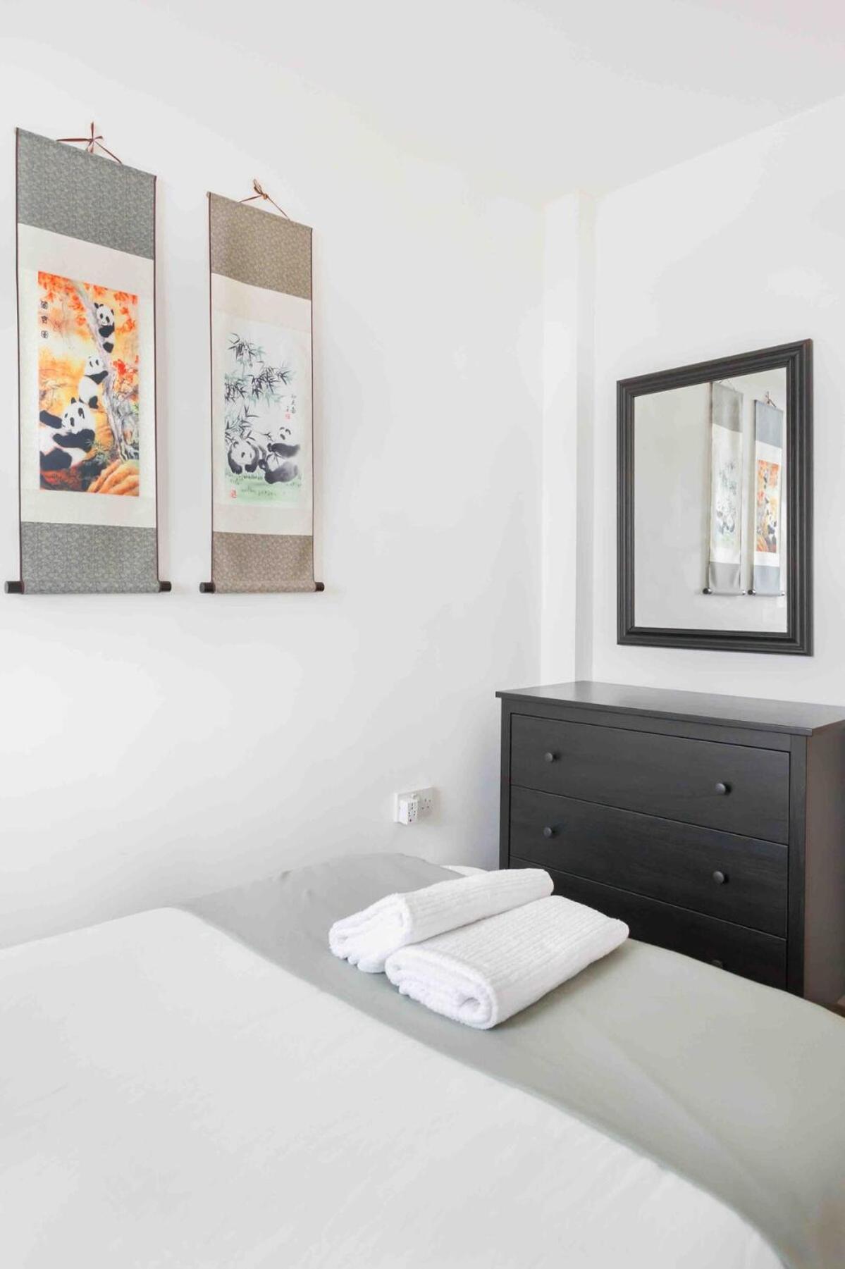 Spacious 2 Bedroom In Near Tube Apartment London