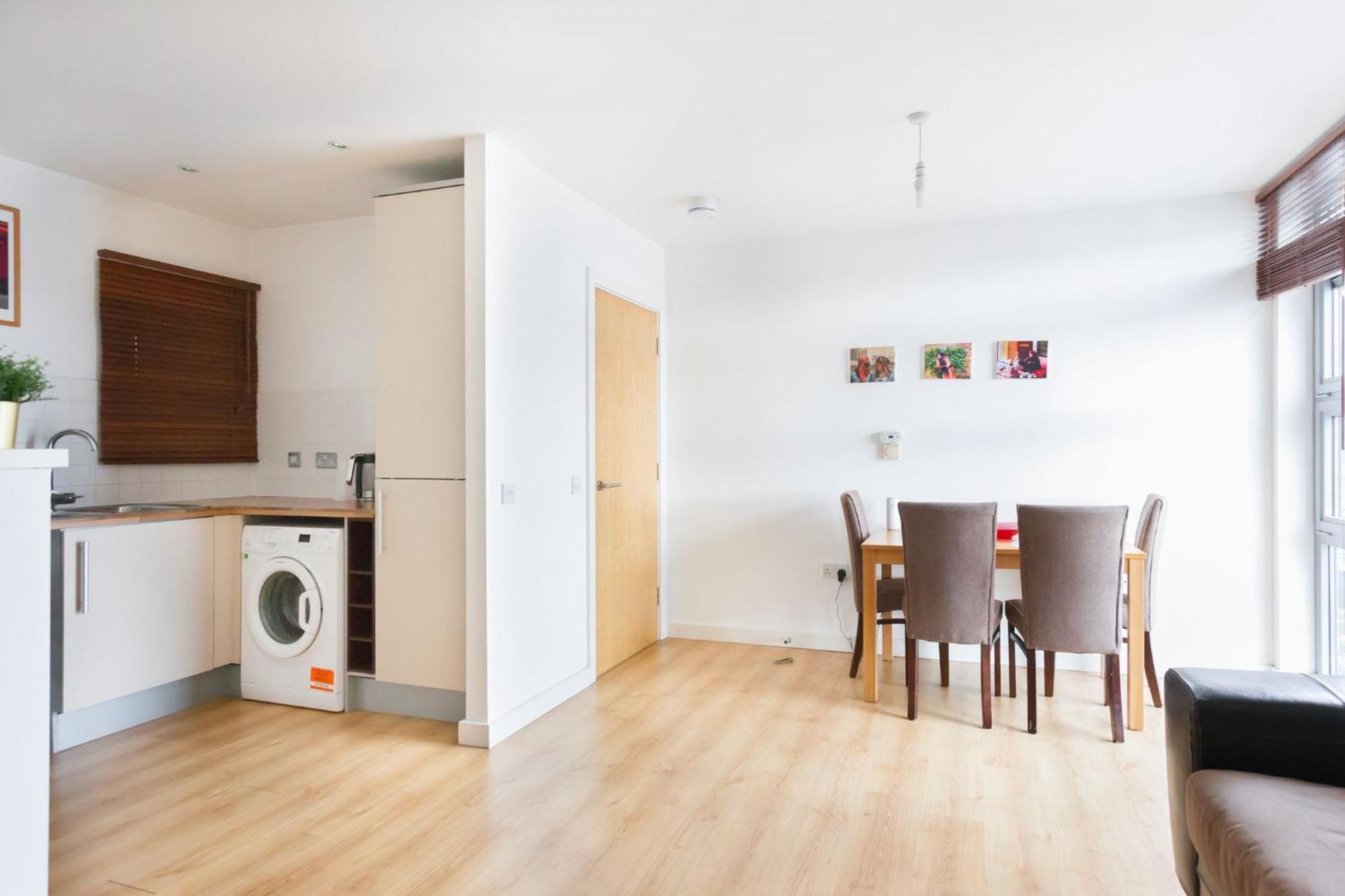 Apartment Spacious 2 Bedroom In Near Tube London
