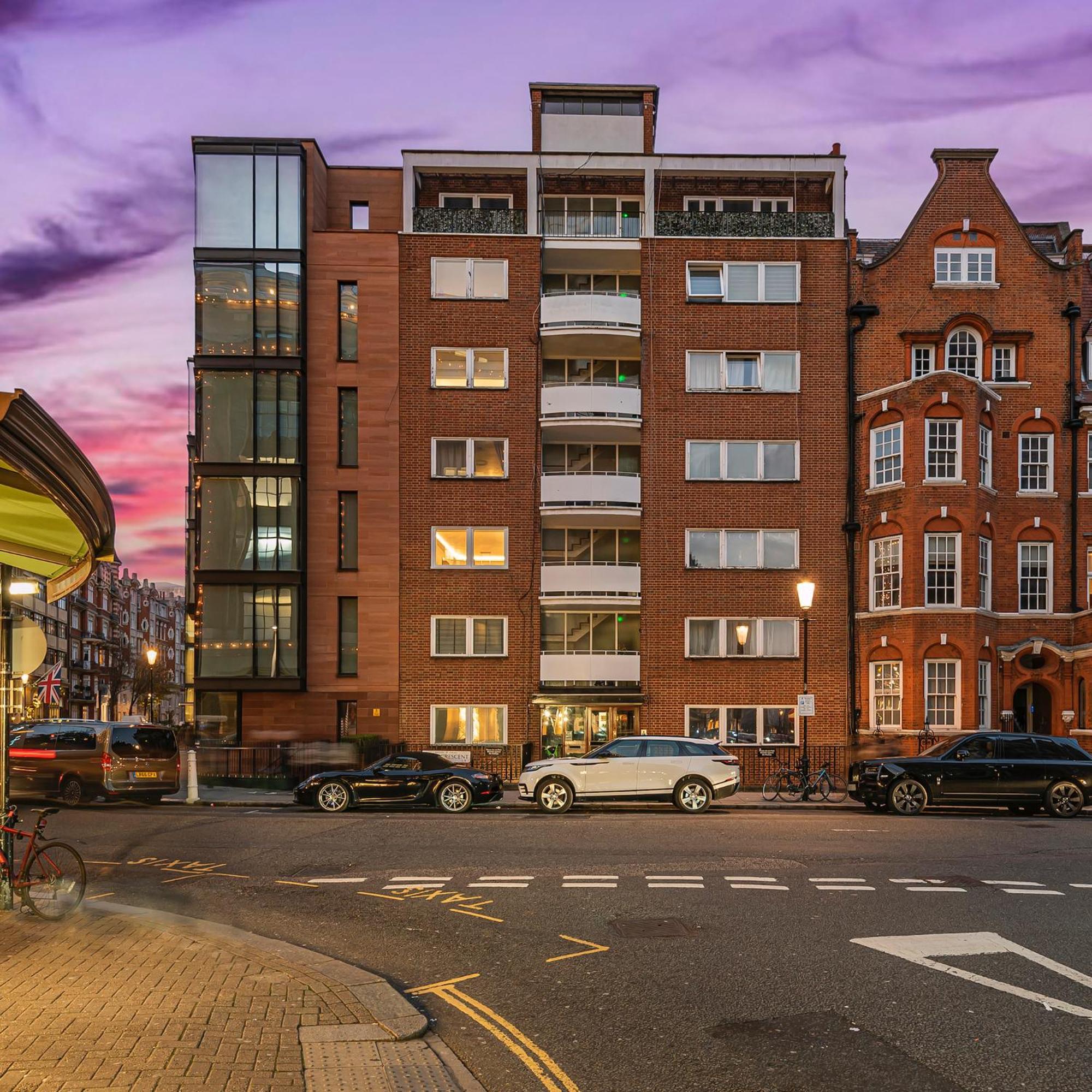 Stunning Flat Opposite Harrods Unbeatable Location & Elegance *