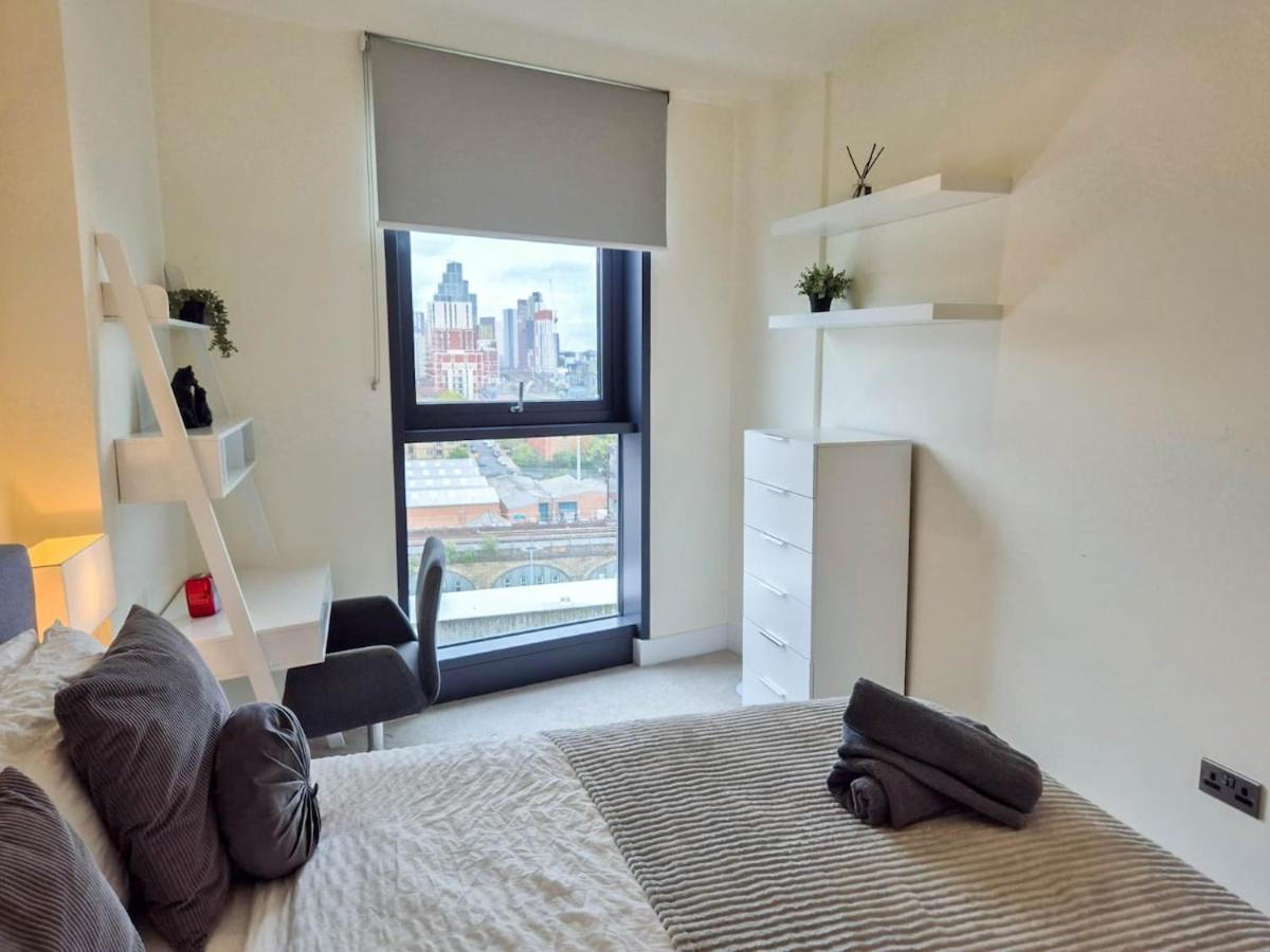 Elegant 3-bedroom Penthouse With A Private Terrace, Lift Access, And Free Wi-fi, Located In Battersea, Nine Elms Apartment *