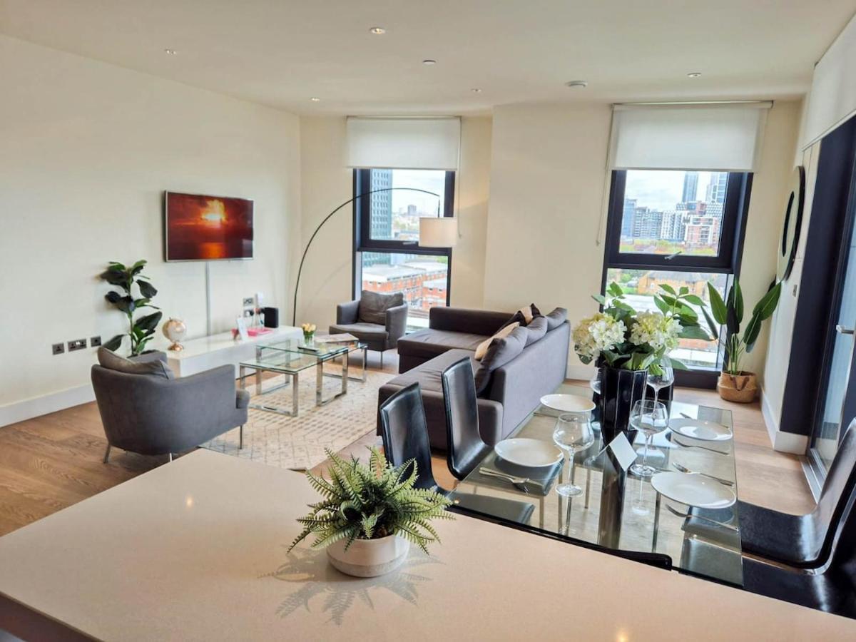 Elegant 3-bedroom Penthouse With A Private Terrace, Lift Access, And Free Wi-fi, Located In Battersea, Nine Elms Apartment London