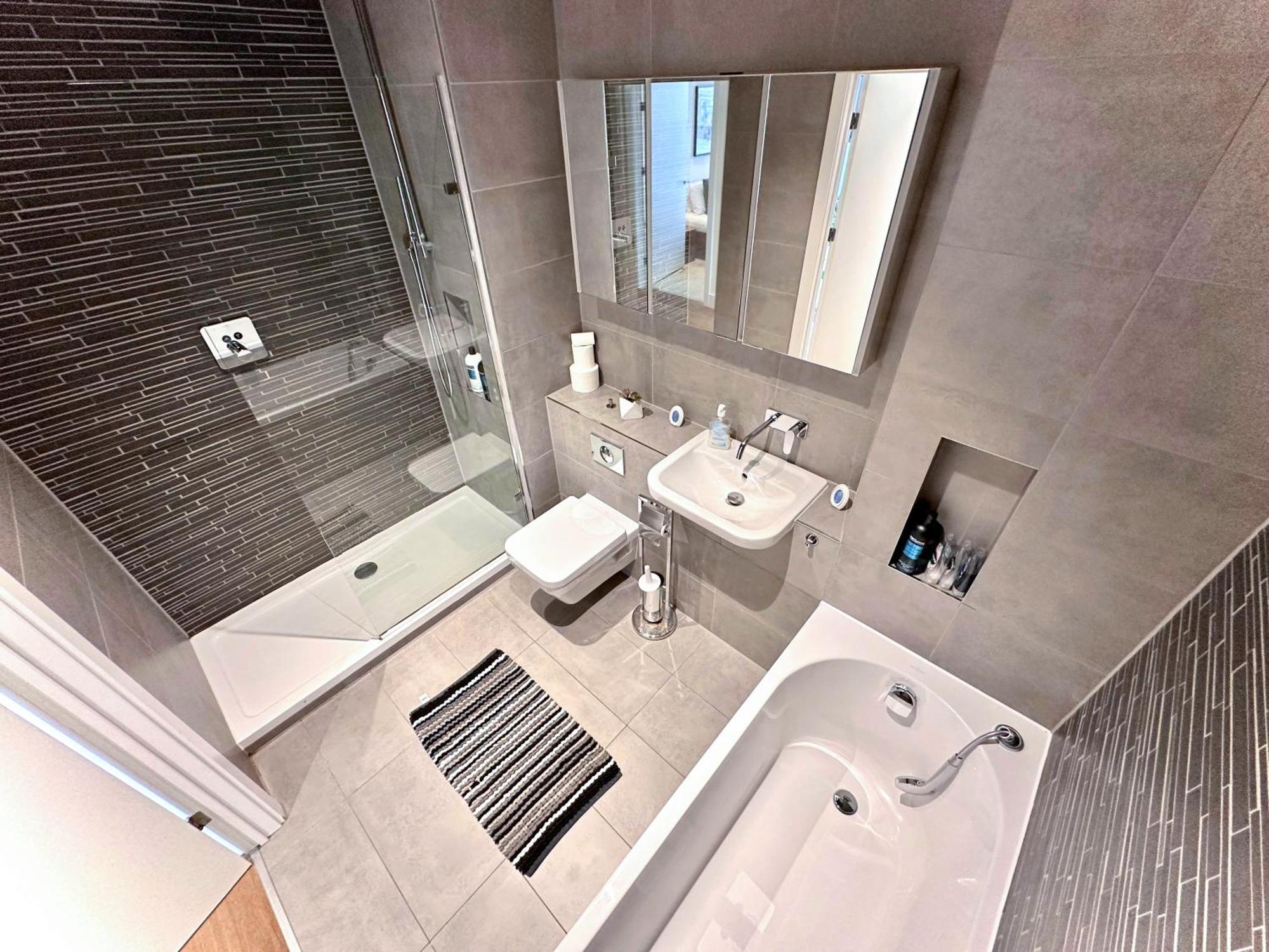 Elegant 3-bedroom Penthouse With A Private Terrace, Lift Access, And Free Wi-fi, Located In Battersea, Nine Elms London