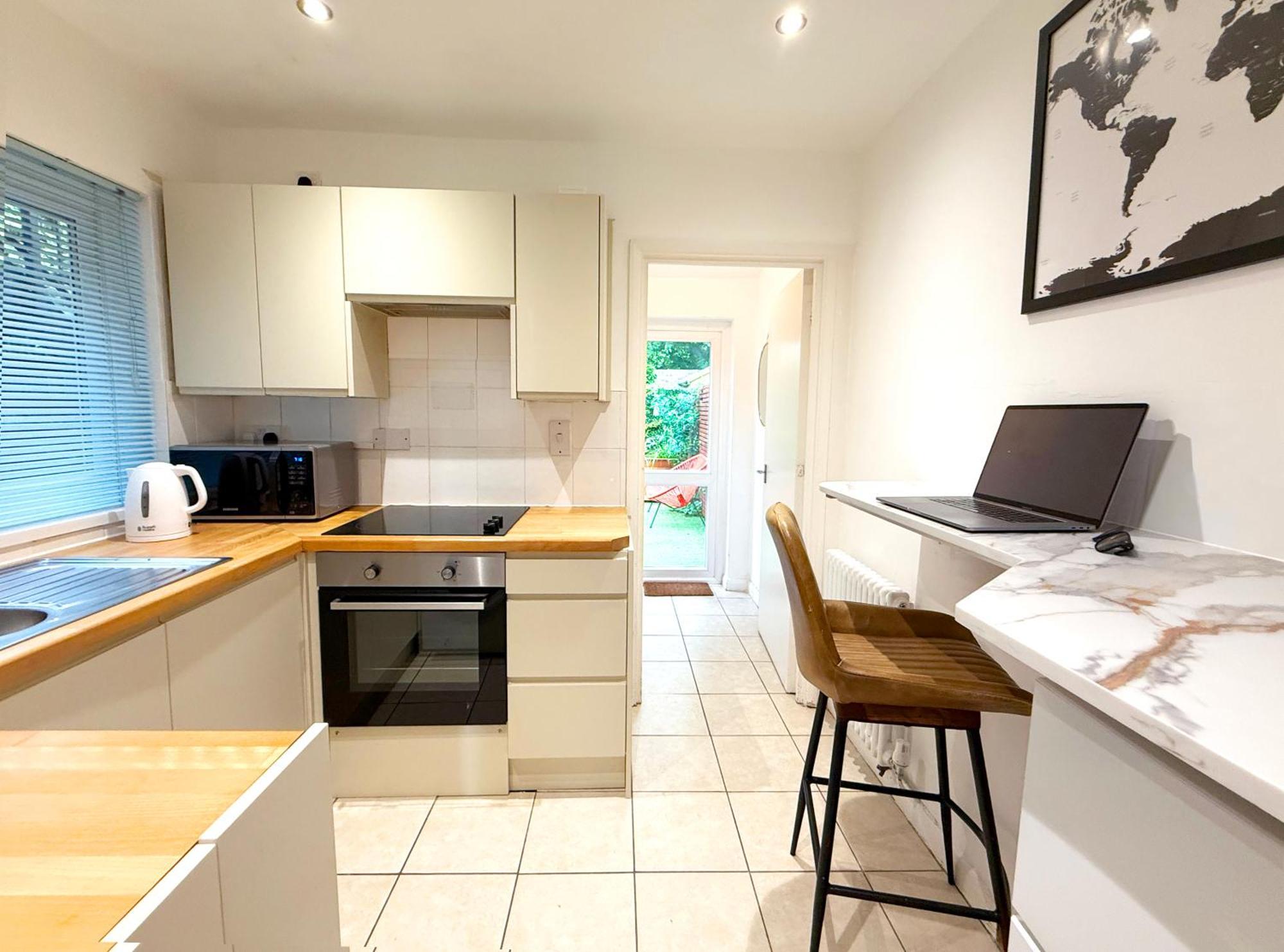 Stylish Kennington Near Tube With King Bed And Garden Apartment