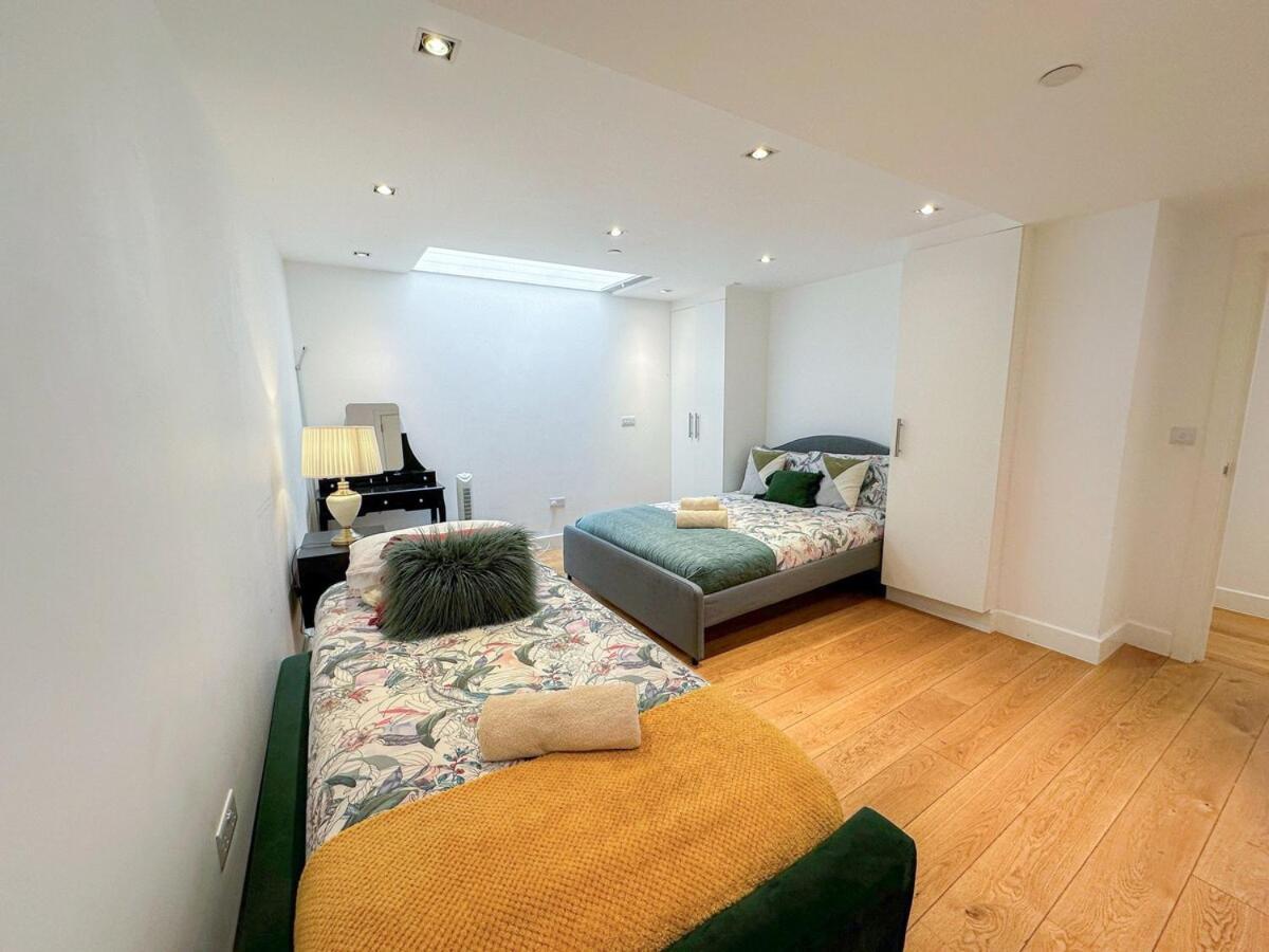 Spacious 3-bedroom Flat In Holloway With Unique Patio With Free Wi-fi *