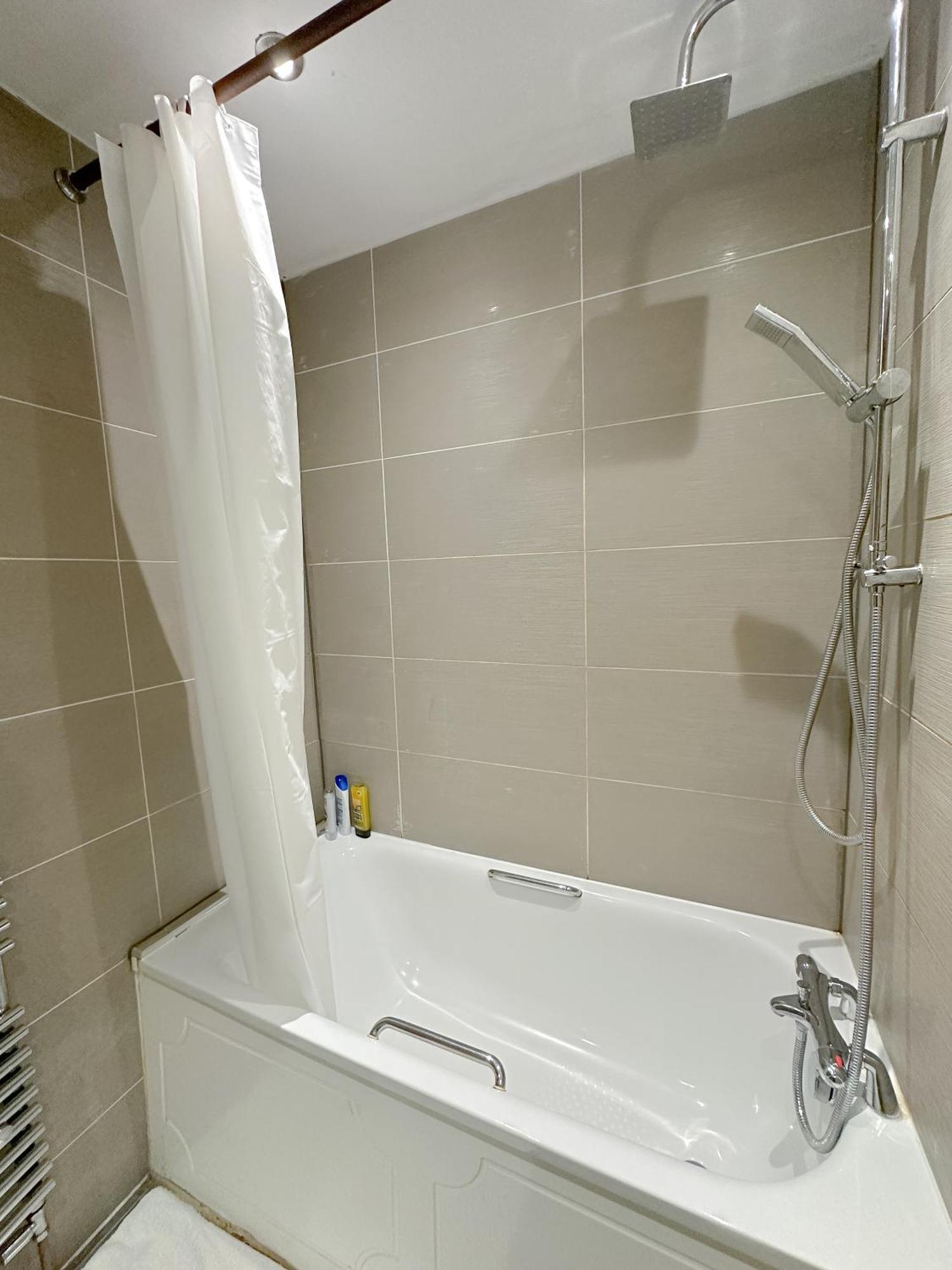 Evergreen Apartments, Flat 3, Apartment *
