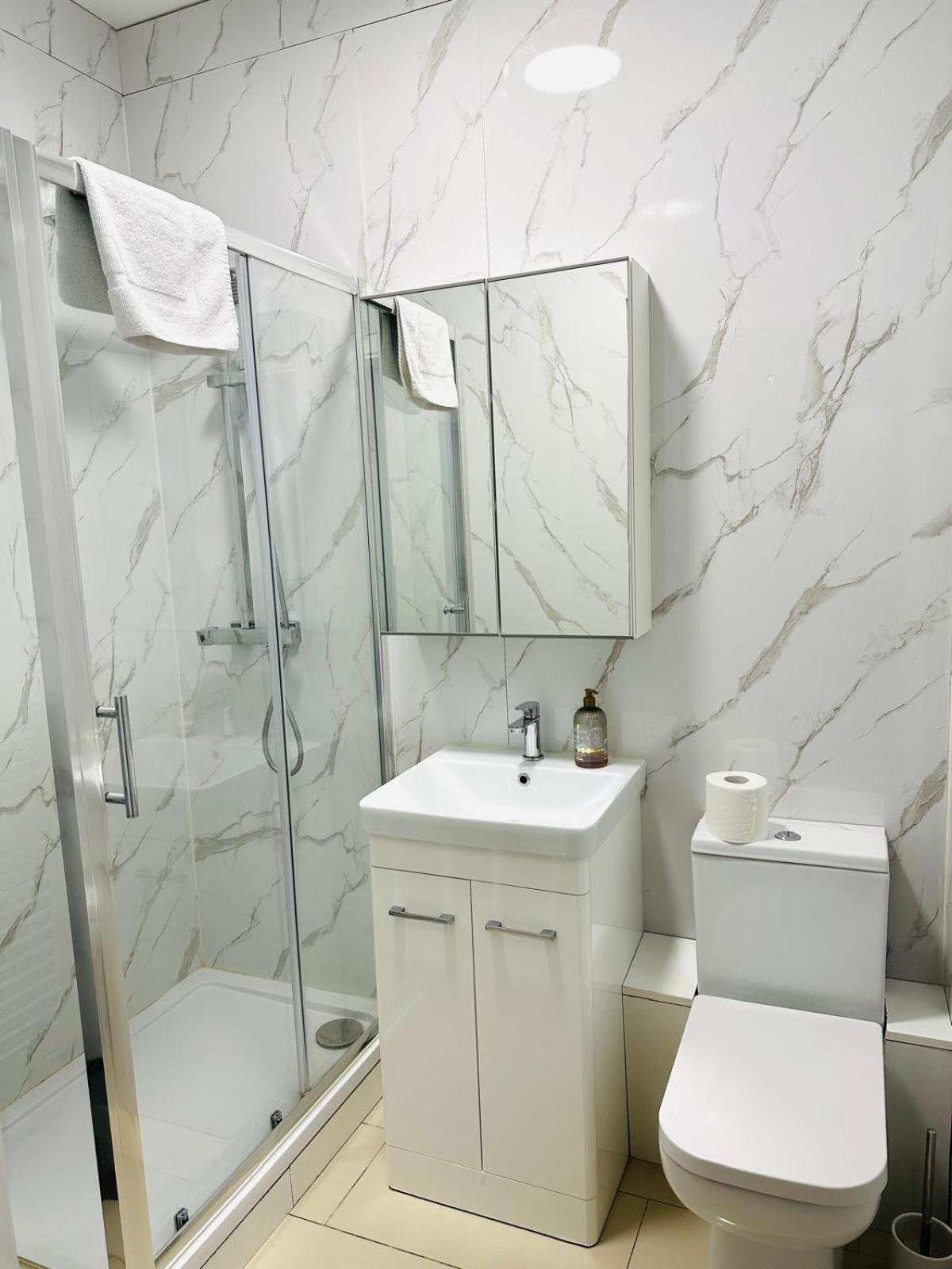 Westferry Two Apartment