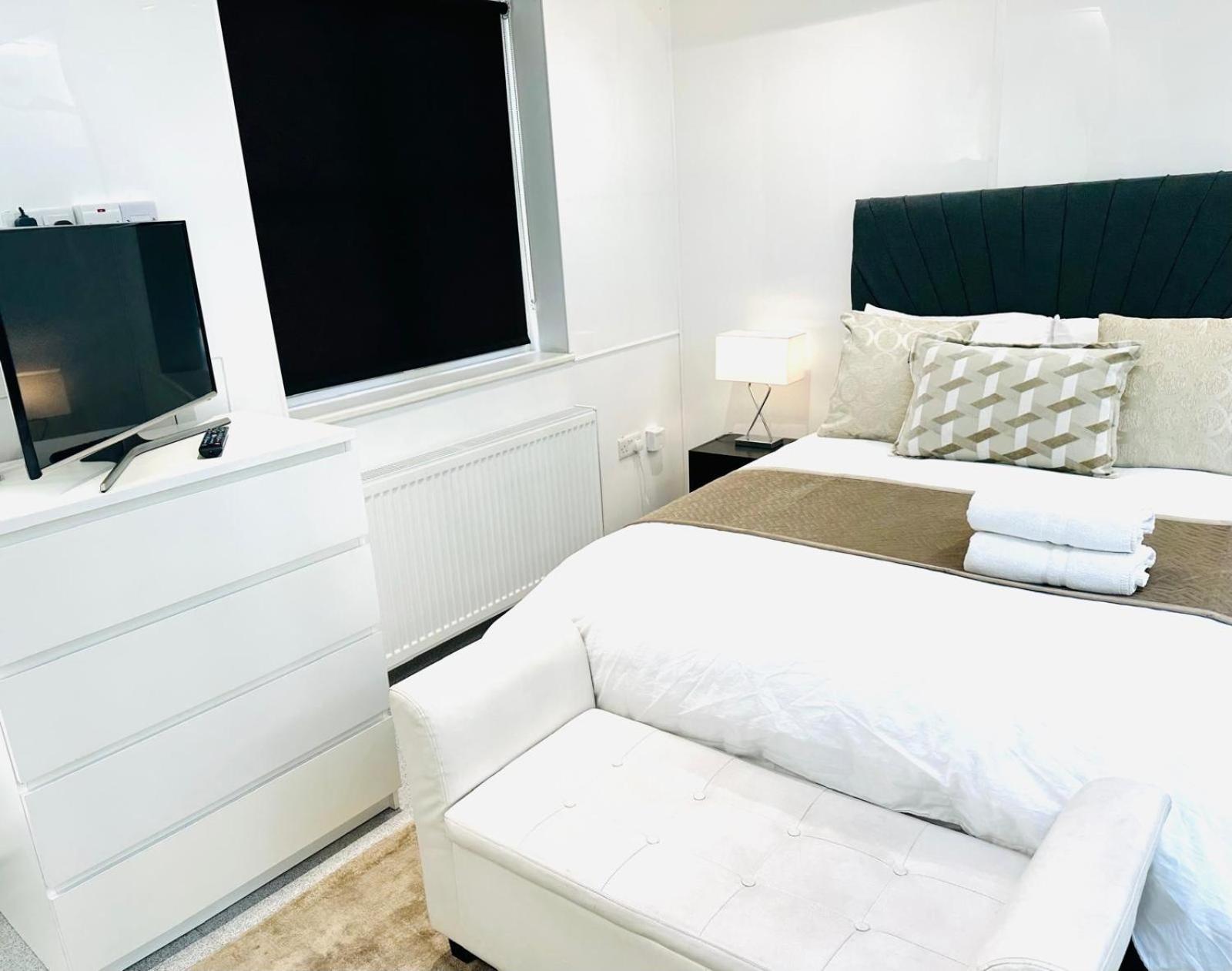 Apartment Westferry Two London