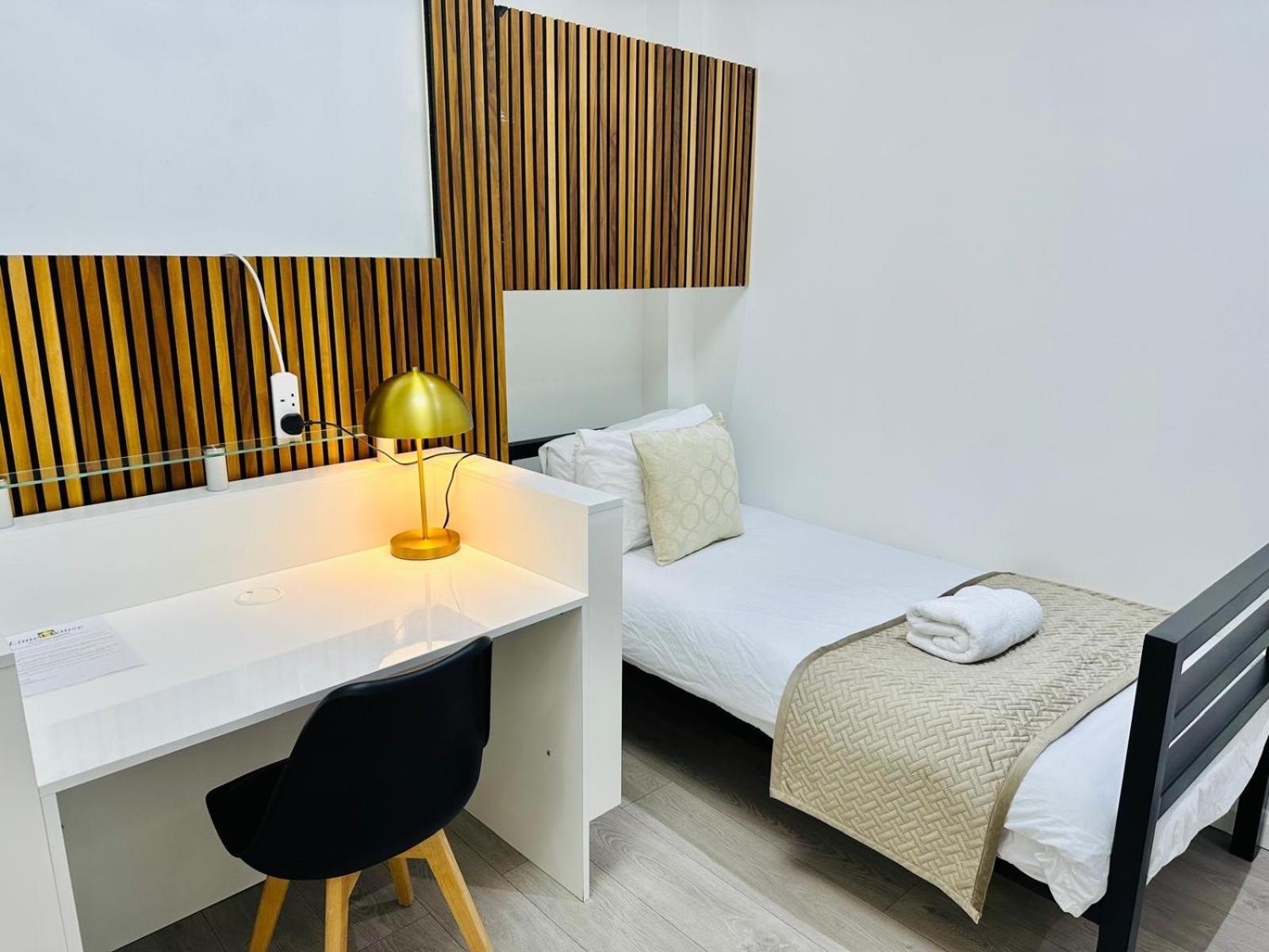 Apartment Westferry Two London