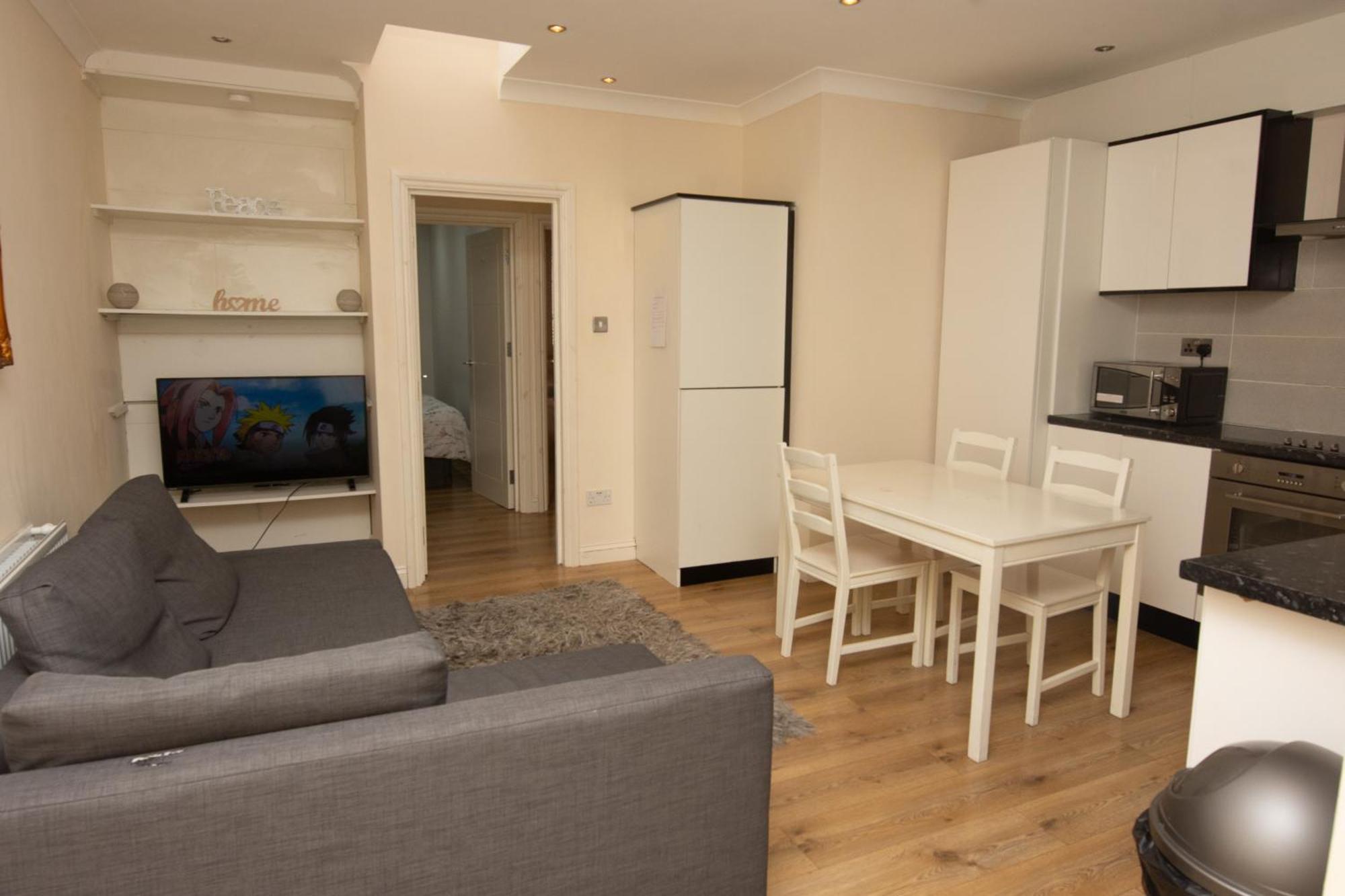 Evergreen Apartments- Flat 2 Apartment
