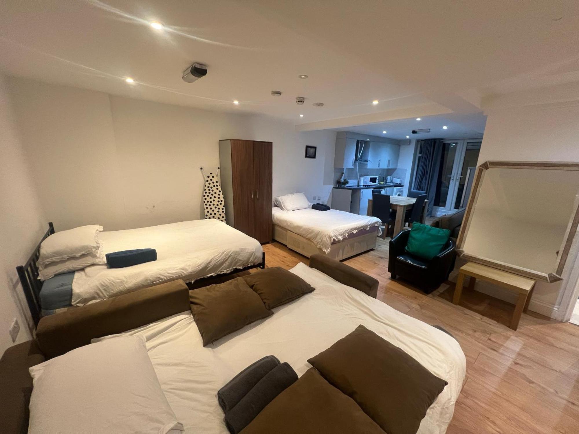 Large Flat Uxbridge Road * Londres