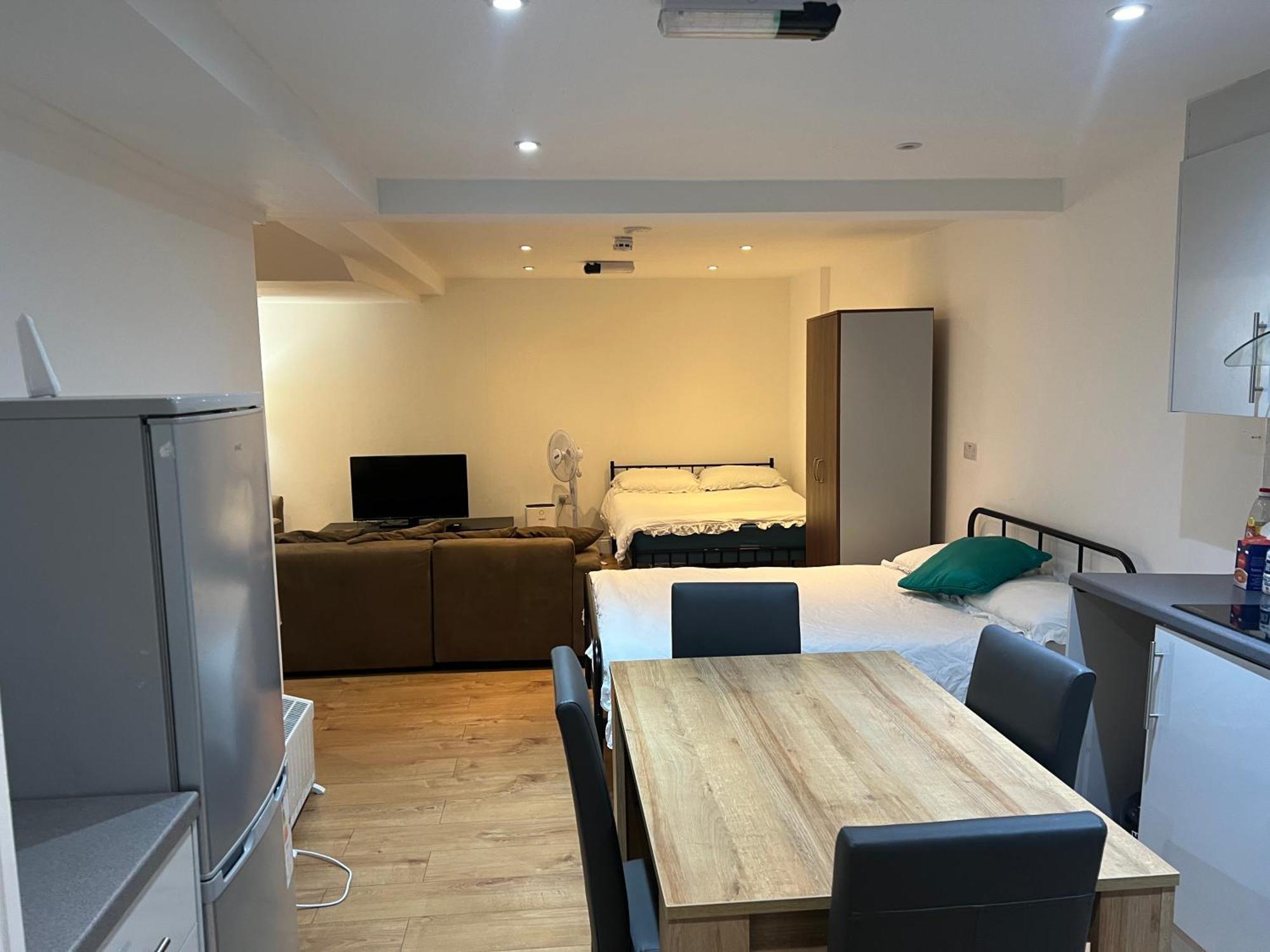 Large Flat Uxbridge Road