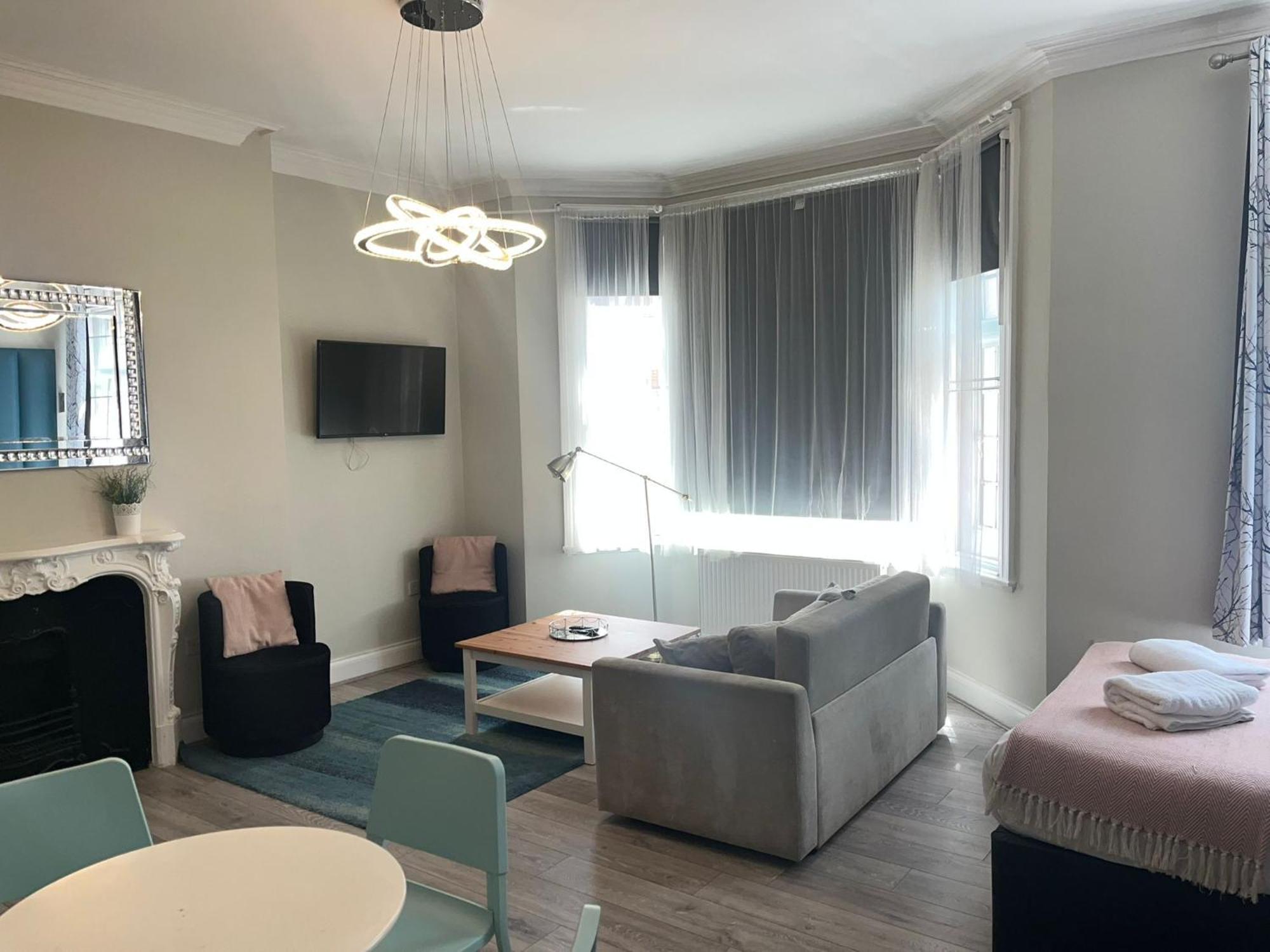 Apartment In The Heart Of High Street Kensington