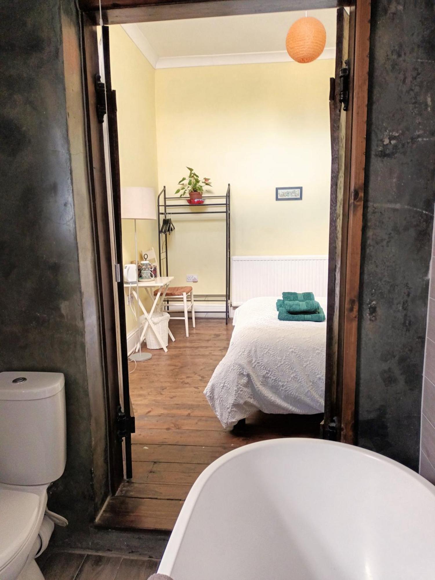 Gasthuis With Luxury Private Bathroom & Independent Entrance Near Tube Londen