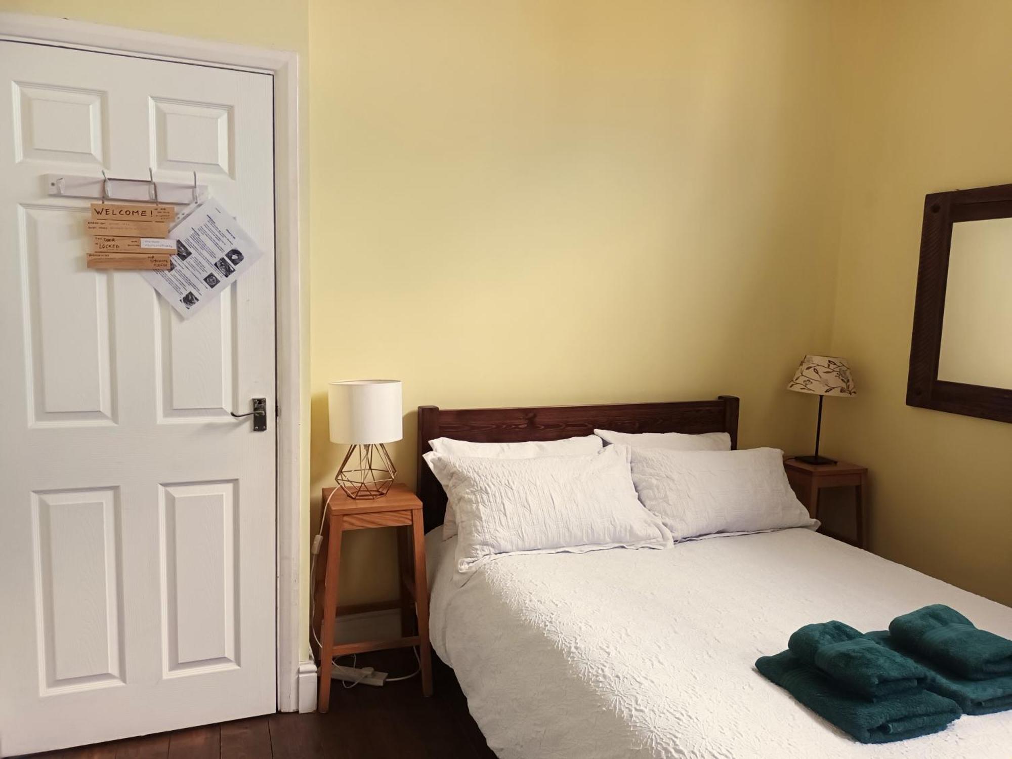 With Luxury Private Bathroom & Independent Entrance Near Tube *