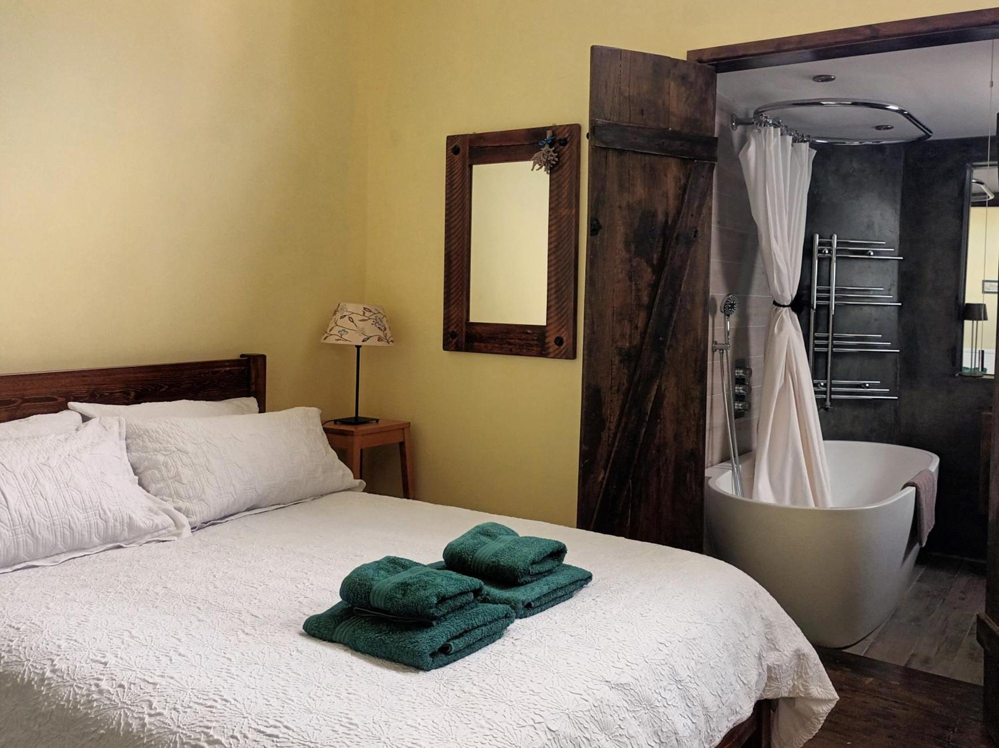 With Luxury Private Bathroom & Independent Entrance Near Tube *