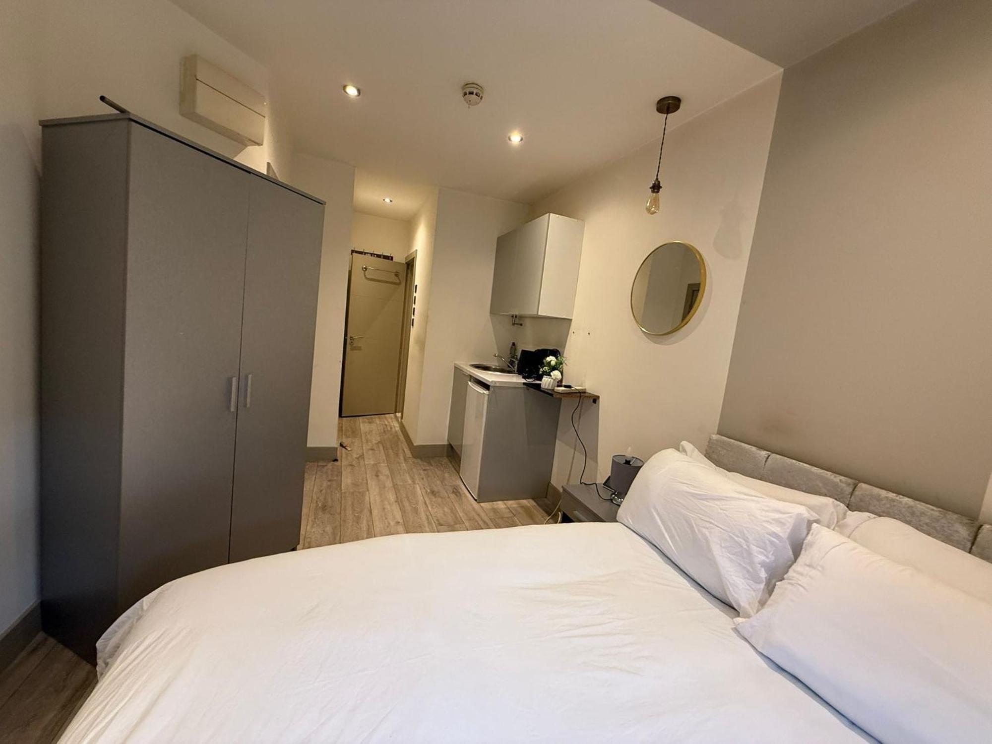 Letzi Premium Cozy Retreat Private En-suite Rooms, Wembley