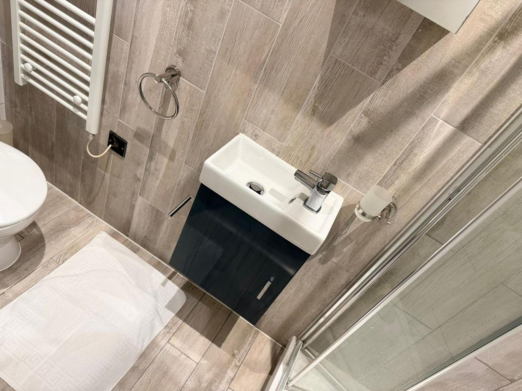 Letzi Premium Cozy Retreat Private En-suite Rooms, Wembley London