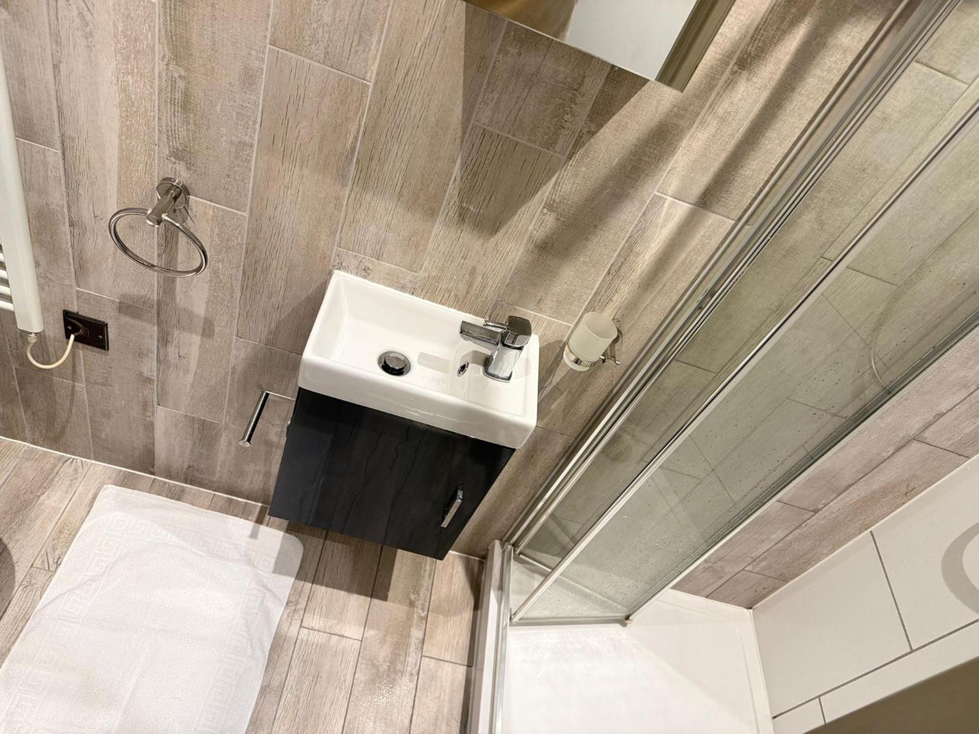Letzi Premium Cozy Retreat Private En-suite Rooms, Wembley * London