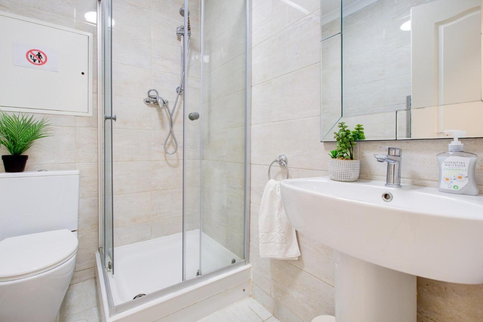 Central 4-Bedroom Gem Stylish & Walk-Able To Everything * London