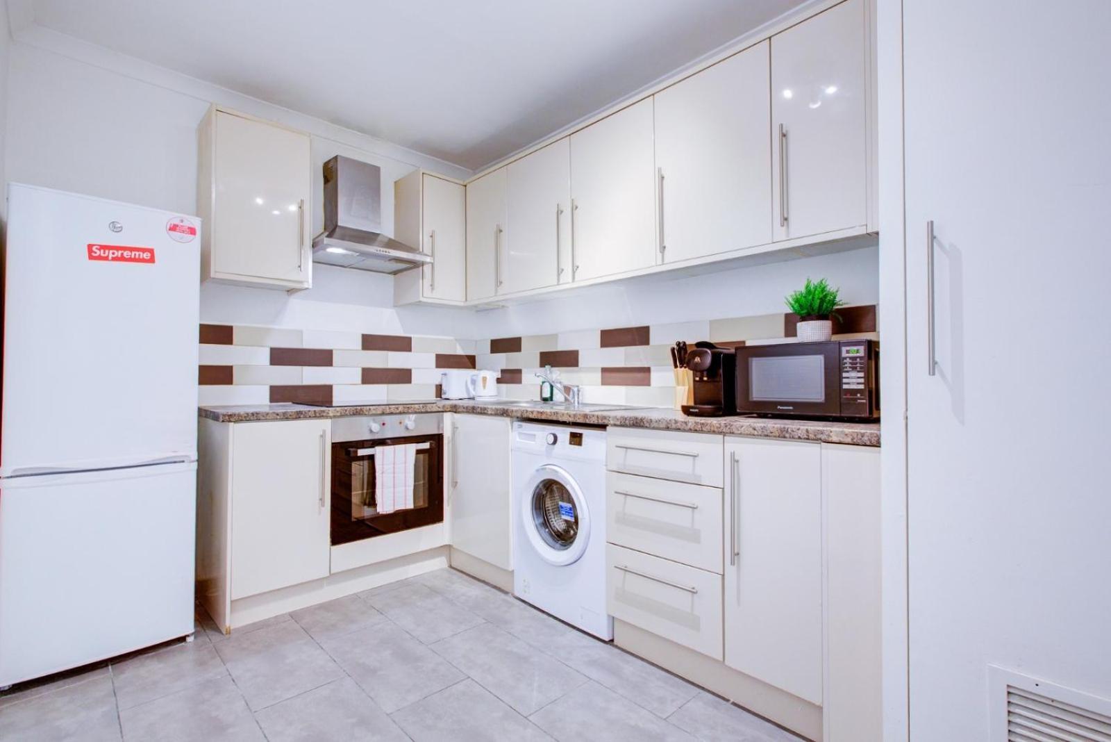 Central 4-Bedroom Gem Stylish & Walk-Able To Everything Apartment
