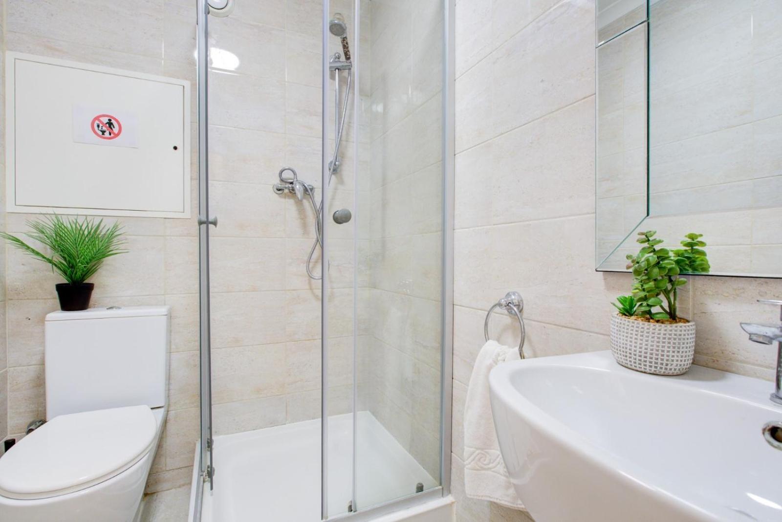 Central 4-Bedroom Gem Stylish & Walk-Able To Everything * London