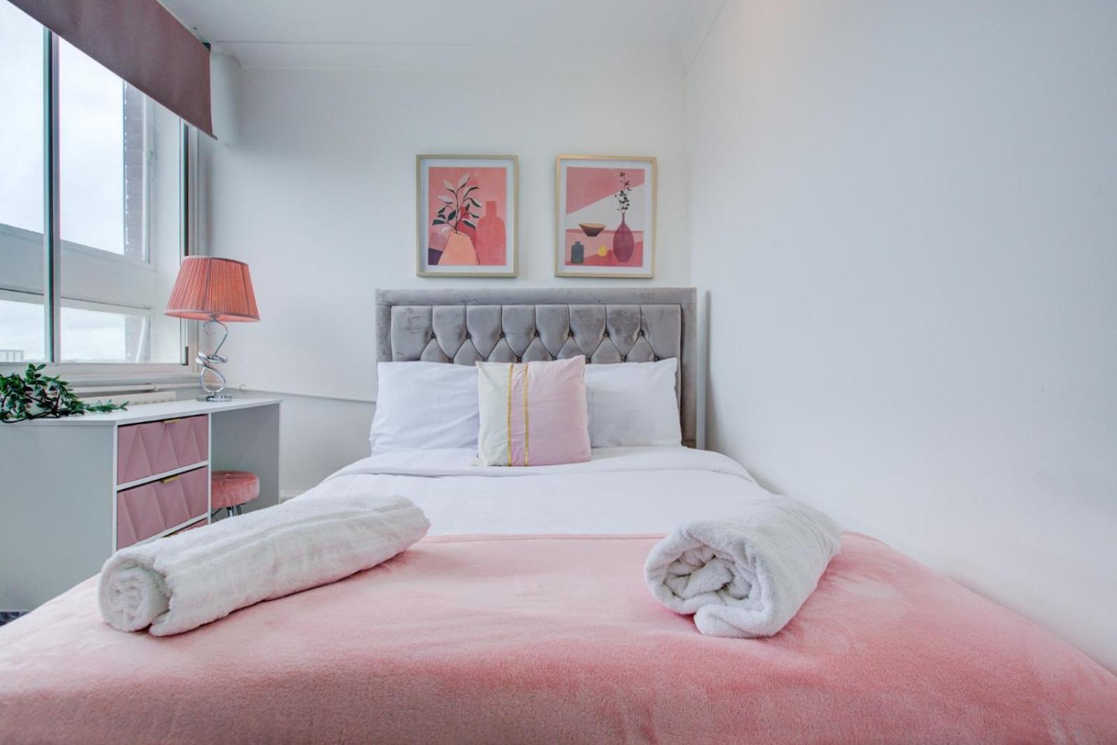 Central 4-Bedroom Gem Stylish & Walk-Able To Everything Apartment London