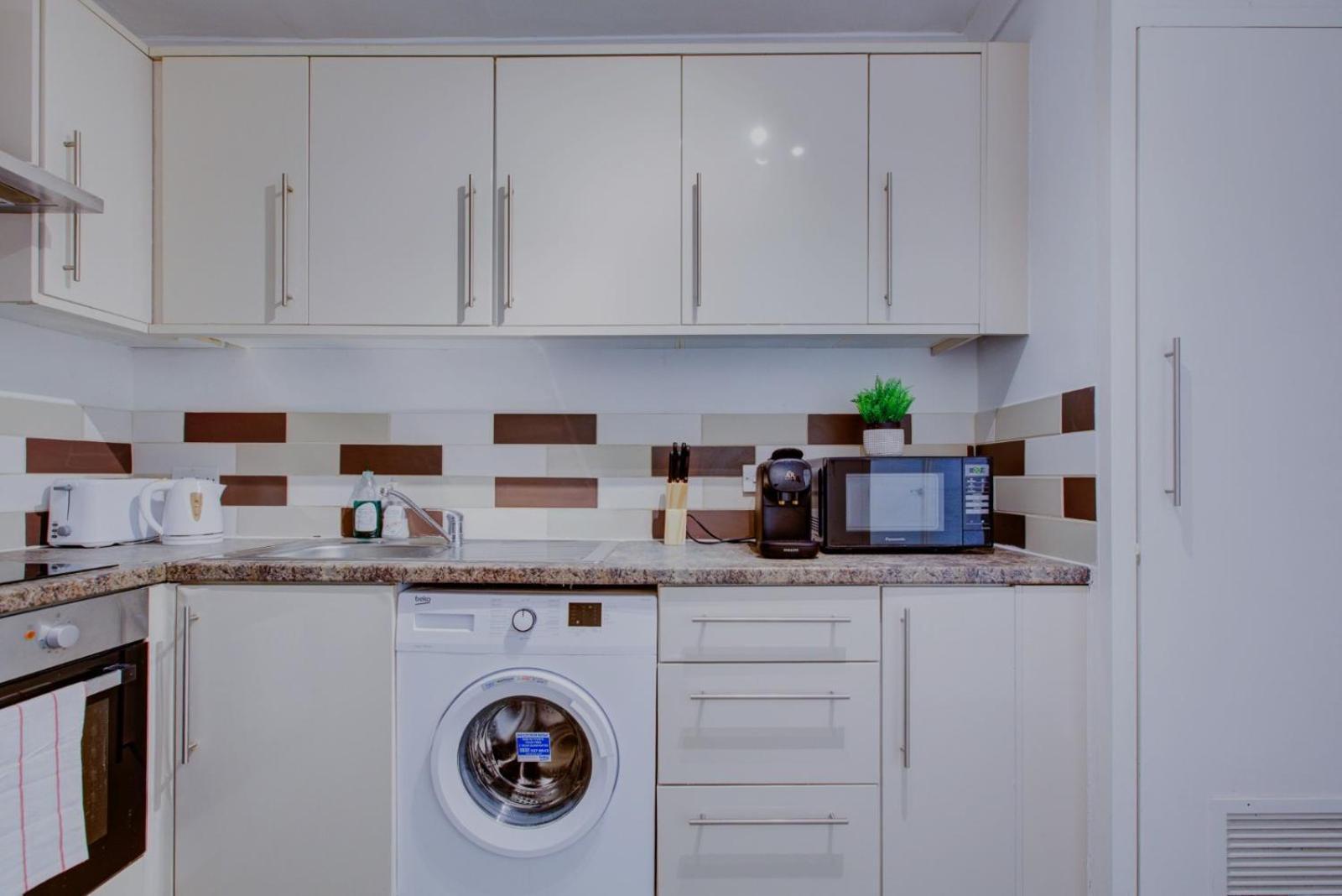 Apartment Central 4-Bedroom Gem Stylish & Walk-Able To Everything *