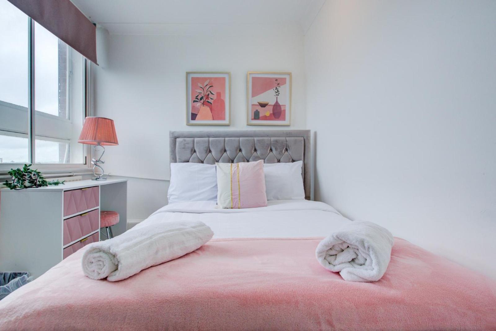 Central 4-Bedroom Gem Stylish & Walk-Able To Everything Apartment