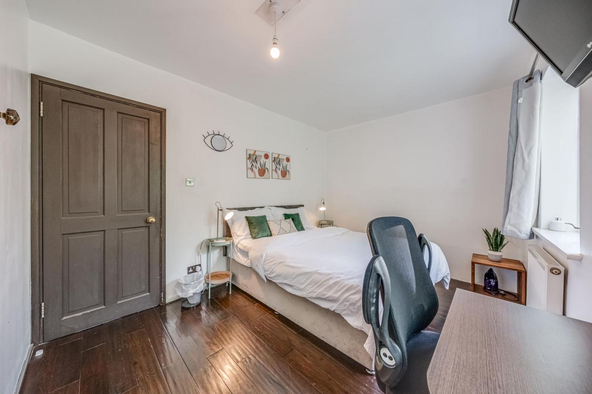 Stepney Gated Area With Parking & Garden