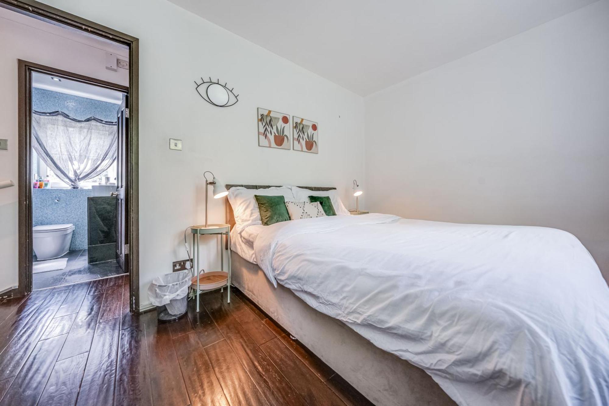 Apartment Stepney Gated Area With Parking & Garden